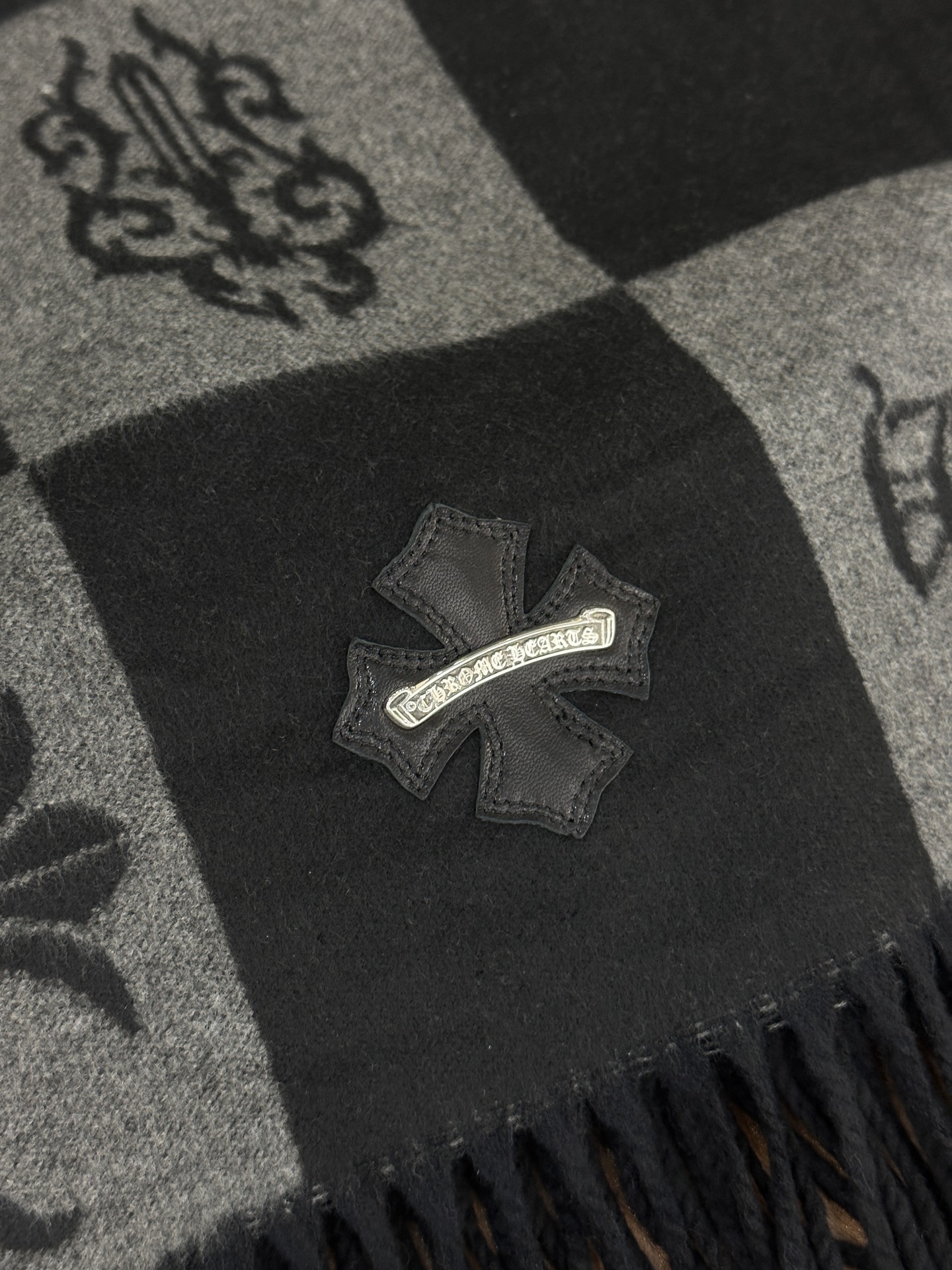 Chrome Heart Scarf, cashmere and wool, hand-stitched, sheepskin cross-stitch pattern, plus a small 925 sterling silver tag. A top-quality item. Size: 180 x 65cm. Unisex.