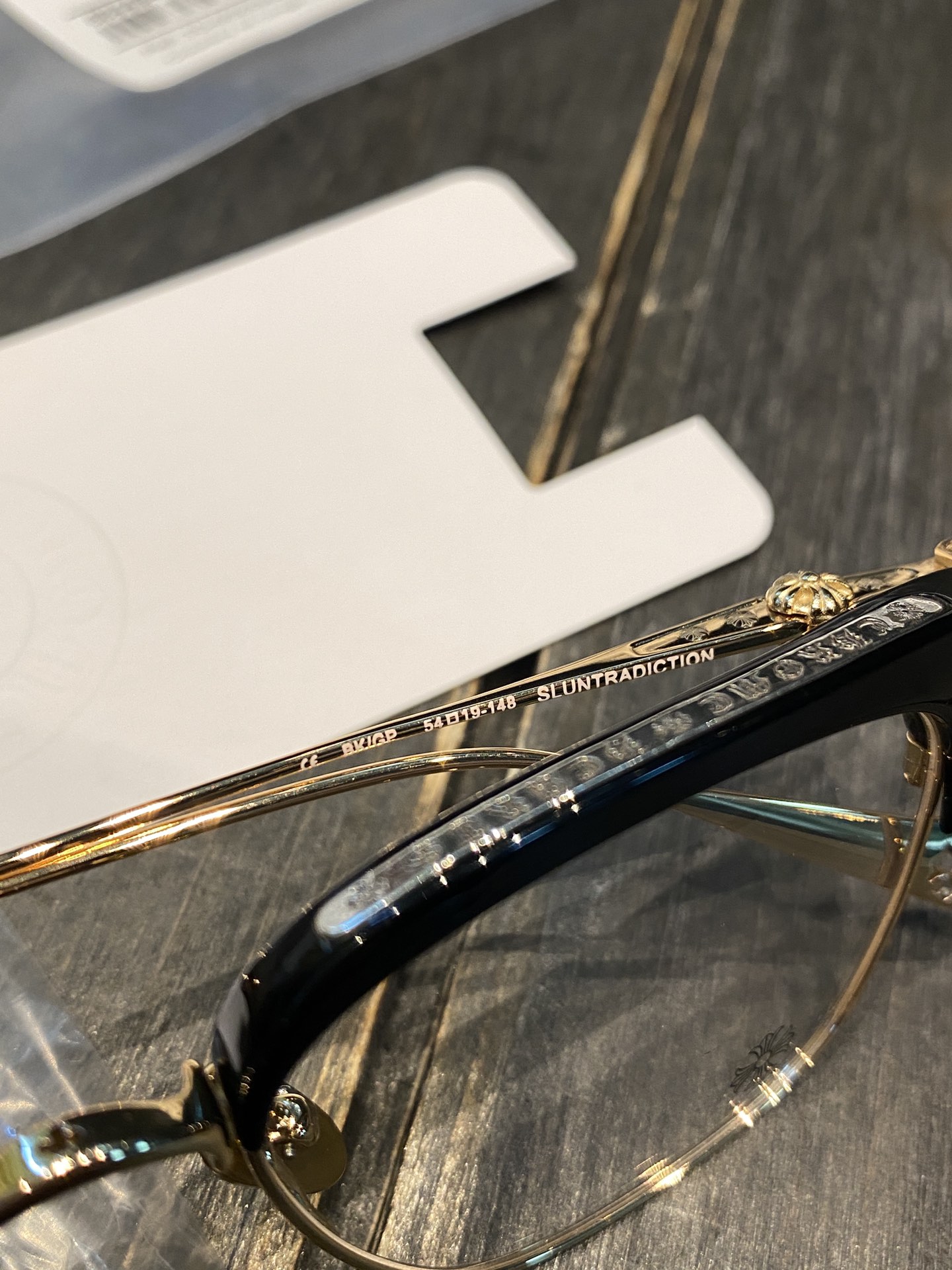 Chrome Hearts Black Gold Xue Zhiqian's Style GlassesAuthentic frames costing over 10,000 RMB are directly disassembled and developed from scratch; agent prices have been comprehensively reduced.Classics never go out of style. The Sluntradiction f