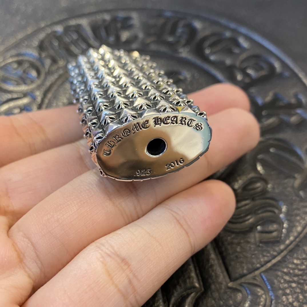 【Chrome Hearts Cross Rivet Lighter】A must-have for top-tier enthusiasts. Made entirely of 925 sterling silver.Heavy-duty custom-made, weighing over 80 grams.A lighter exuding sophistication.Can be fitted with additional rings and a letter chain.