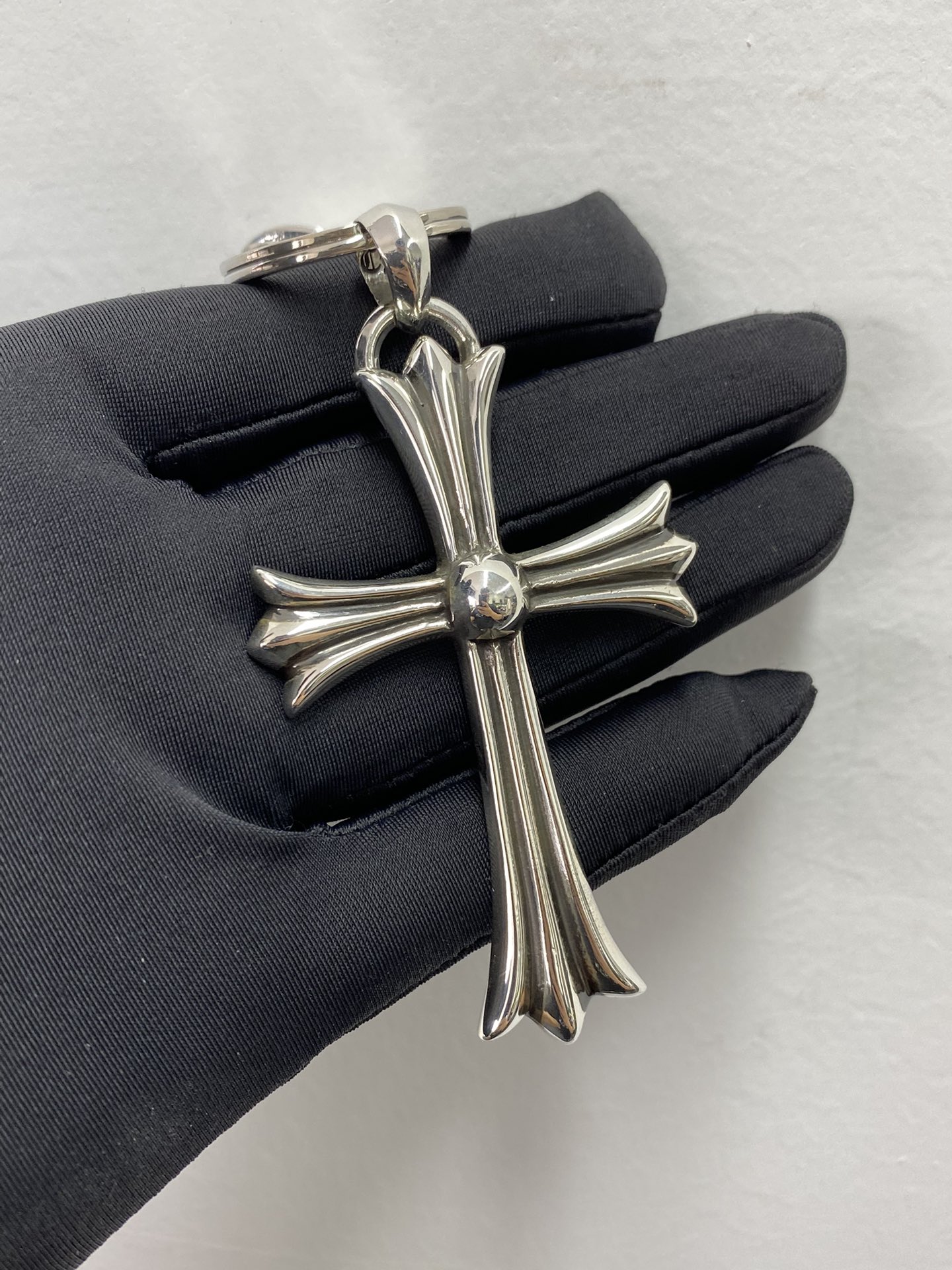 Large cross-shaped flat-headed sword keychain