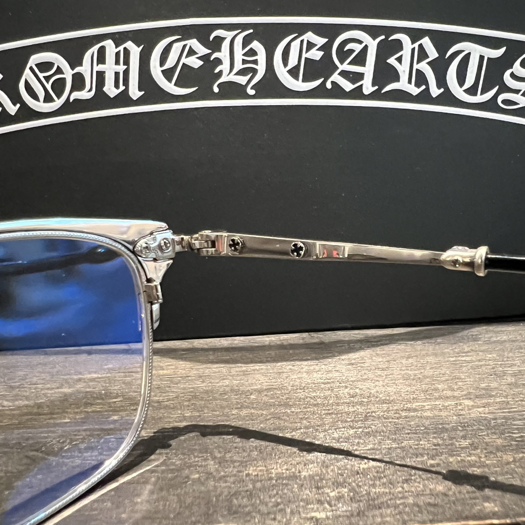 Chrome Hearts925 Sterling Silver PLONKER GlassesTitanium alloy frame with 6 925 sterling silver accents. 1:1 replica. The most versatile and stylish pair. As popular as Xue Zhiqian's glasses. Suitable for both men and women. Classic cross-shaped