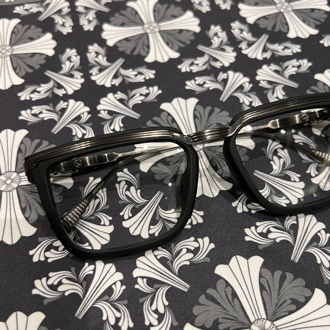 ✟𝐂𝐡𝐫𝐨𝐦𝐞𝐡𝐞𝐚𝐫𝐭✟Black and silver color scheme, black-rimmed sword and dagger-shaped glassesExtremely comfortable to wear 😌Accessories: 925 sterling silver. This is another pair of top-quality 925 sterling silver glasses. It will definitely exceed yo