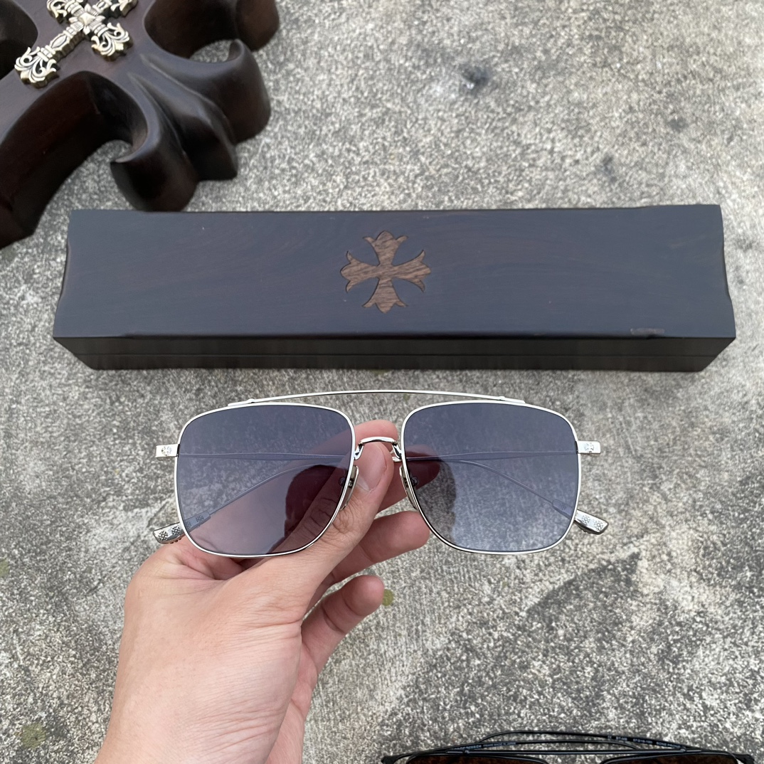 CH Aviator Sunglasses (Dark Blue)A super popular pair, identical to the original, with high-quality nose pads and meticulous attention to detail. Exclusive hand-engraved lettering. Only a few hundred yuan!Eyeglasses are personal items; we do not