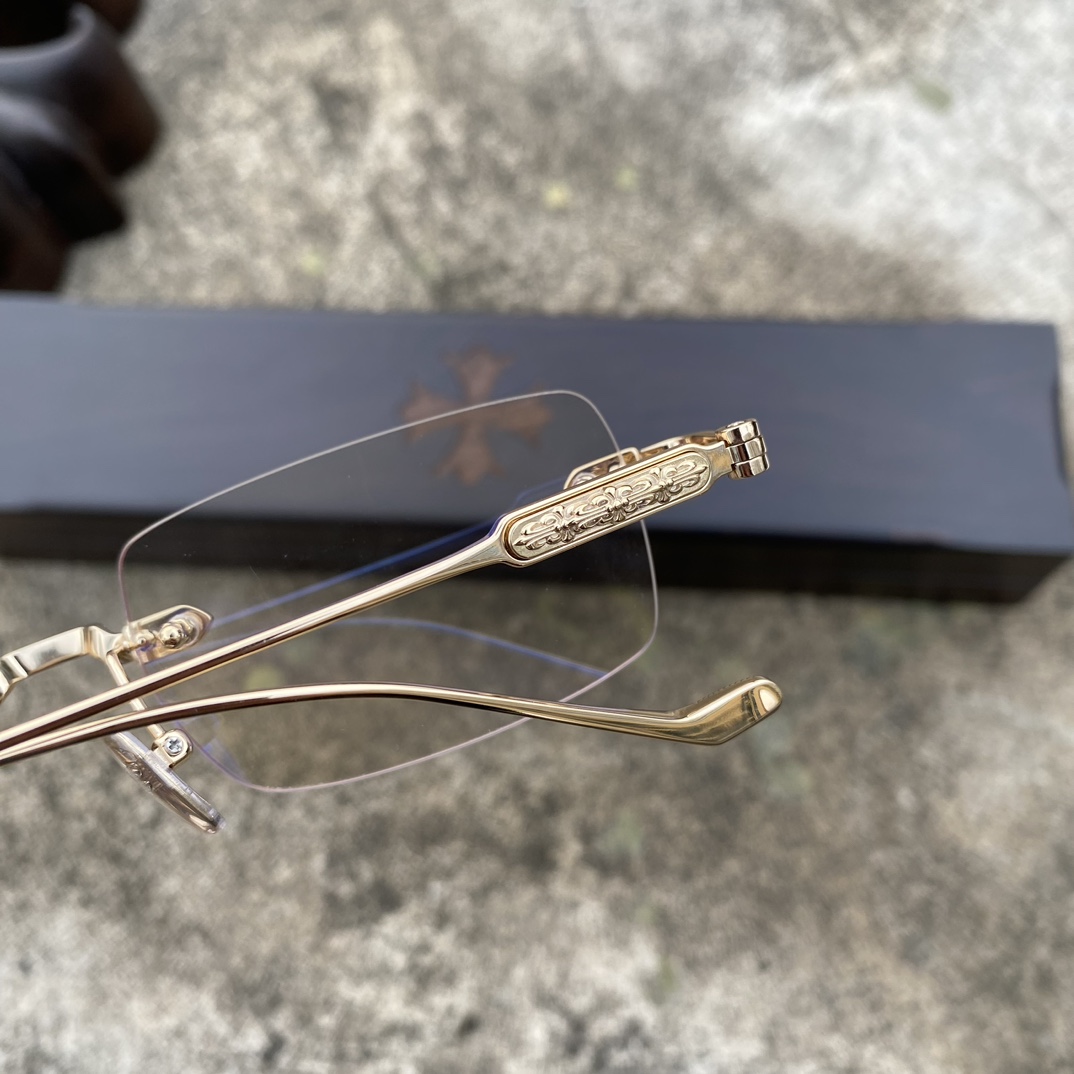 CH Rimless Cross-Patterned Gold GlassesA super popular pair, identical to the original, with high-quality nose pads and meticulous attention to detail. Exclusive hand-engraved lettering. Only a few hundred yuan!Glasses are personal items; we do n