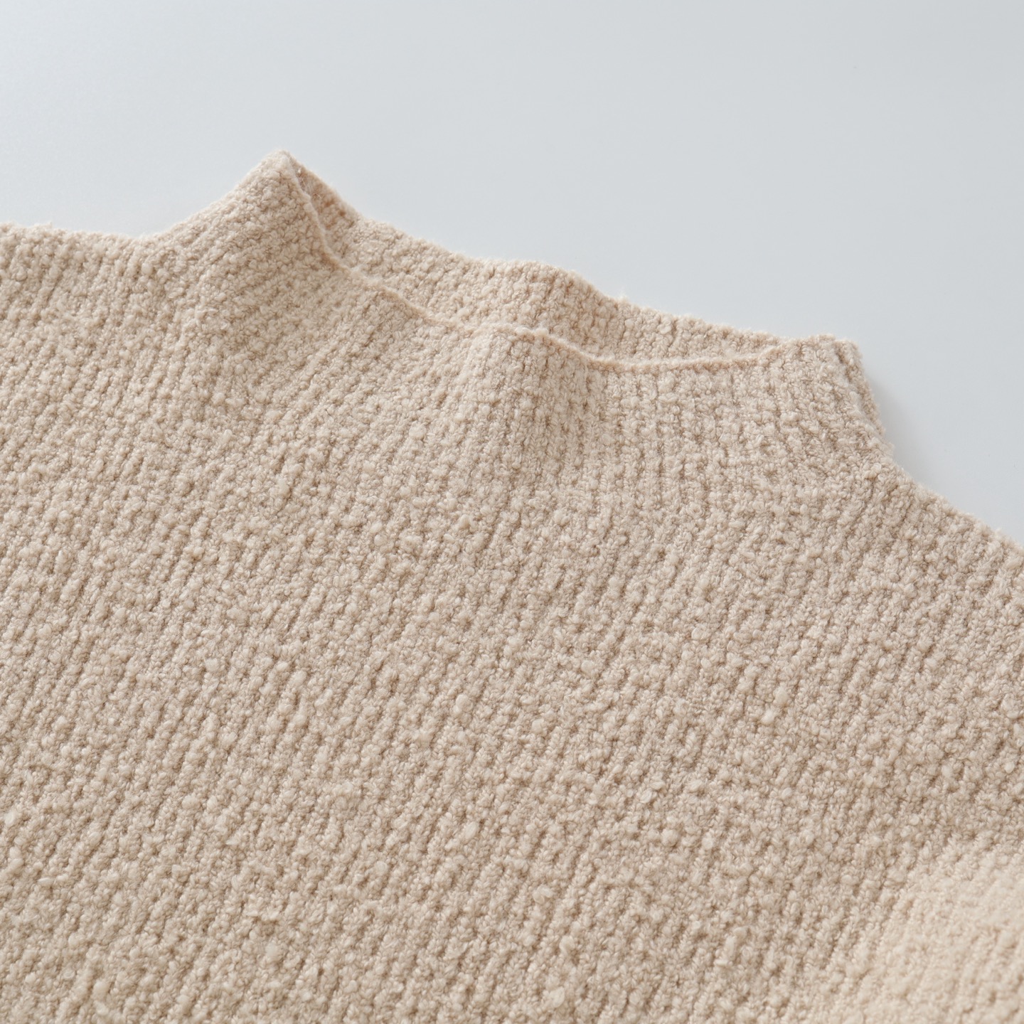 CH's new leopard print cross cream-colored sweater. All sizes are now available. Original version purchased from Hangzhou Guozhuan in January for 20,000 RMB. Custom-dyed fancy yarn, a blend of three yarns, made of 82% cotton, 16% nylon, and 2% spande