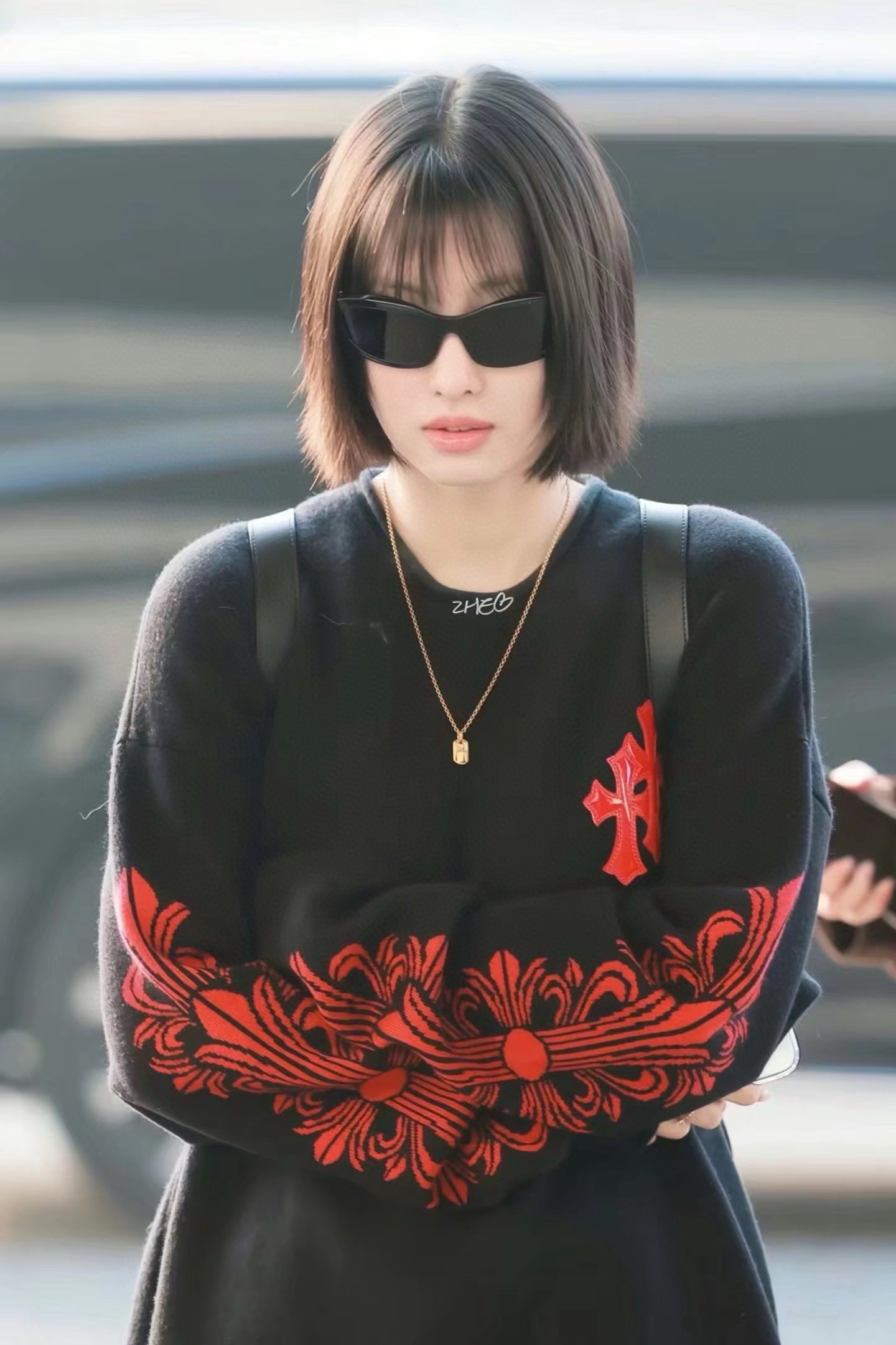 Chrome Hearts double-layered cashmere sweater with three patent leather crosses, retailing for nearly 50,000 RMB, unisex. Made of double-layered pure cashmere, featuring three imported patent leather crosses hand-stitched, and a jacquard lace pattern