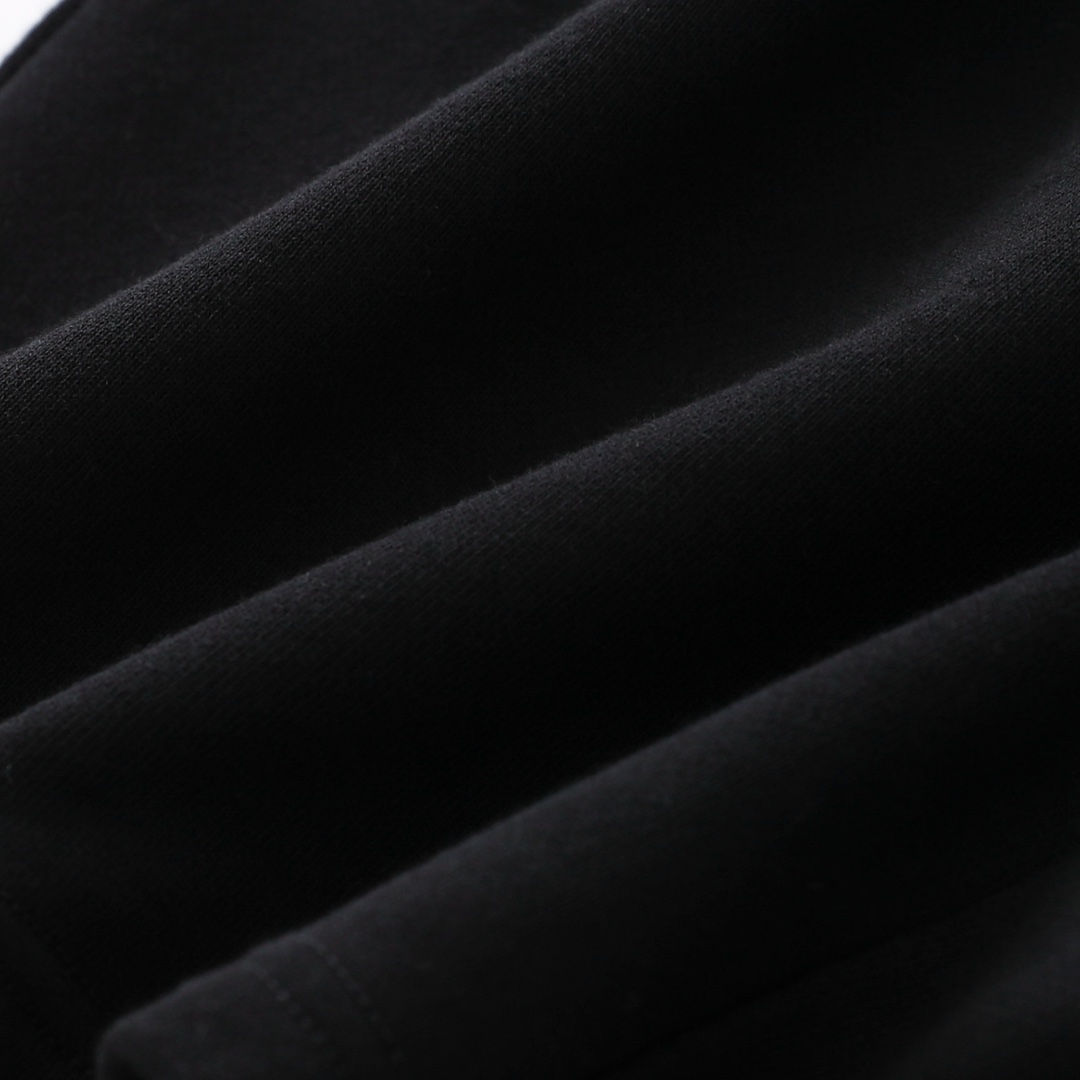 CH's new cross shorts. Two colors and all sizes are now available. Made with 330g imported natural heather yarn, woven by Conny Ltd., for a soft and comfortable feel (unlike domestic terry cloth). The garment features a washed finish. The pocket lini