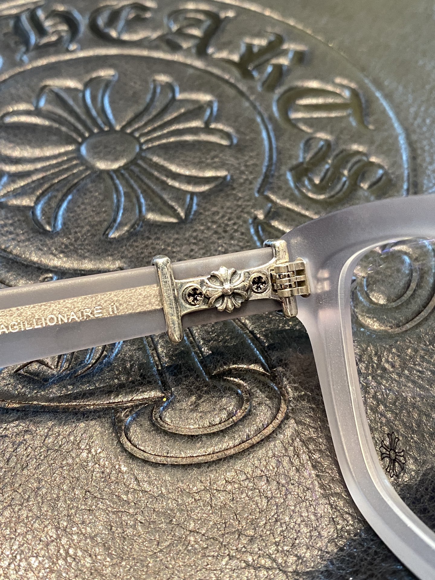 Chrome Hearts925 Sterling Silver Accessories Sky Grey Sword GlassesCombination frame with two 925 sterling silver sword ornaments. Two cross-shaped details inside. 1:1 replica, meticulous attention to detail. The large black frame is very flatter