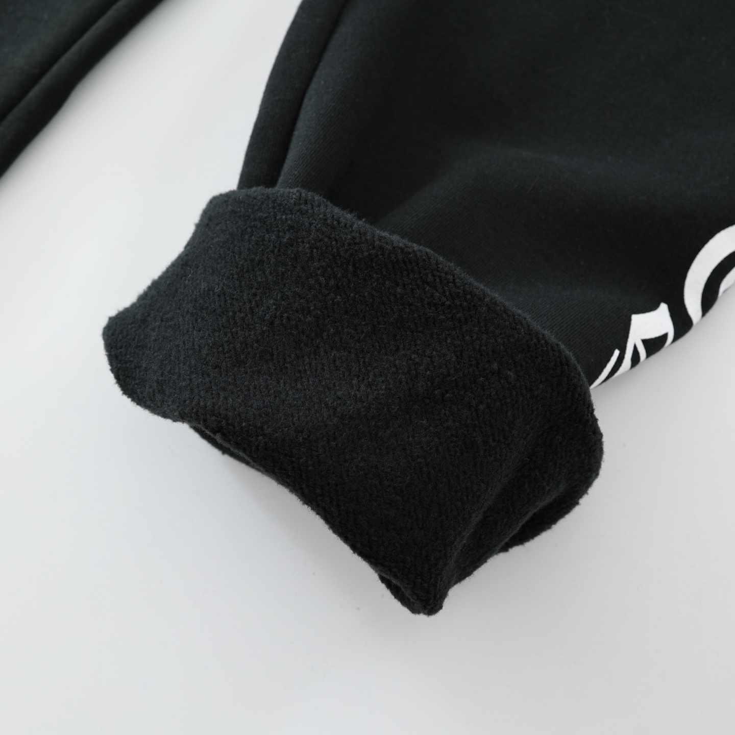 CH's new horseshoe-patterned Sanskrit long pants are now available in all sizes. Originally purchased from Dewu for 6200 RMB. Made of 480g 100% cotton with fleece lining. Printed with imported inks. Simple design, easy to follow. Custom accessories.