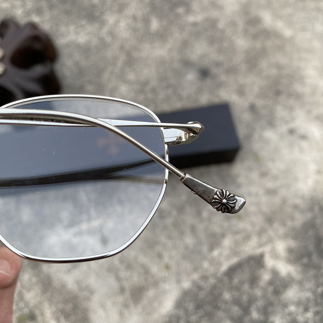 CH Ultralight Pure Titanium Cross-Shaped Glasses (Sterling Silver)A super popular pair! Consistent with the original, nose pads, and mixed-media quality. Every detail is meticulously crafted, including exclusive hand-engraved lettering. Only a few