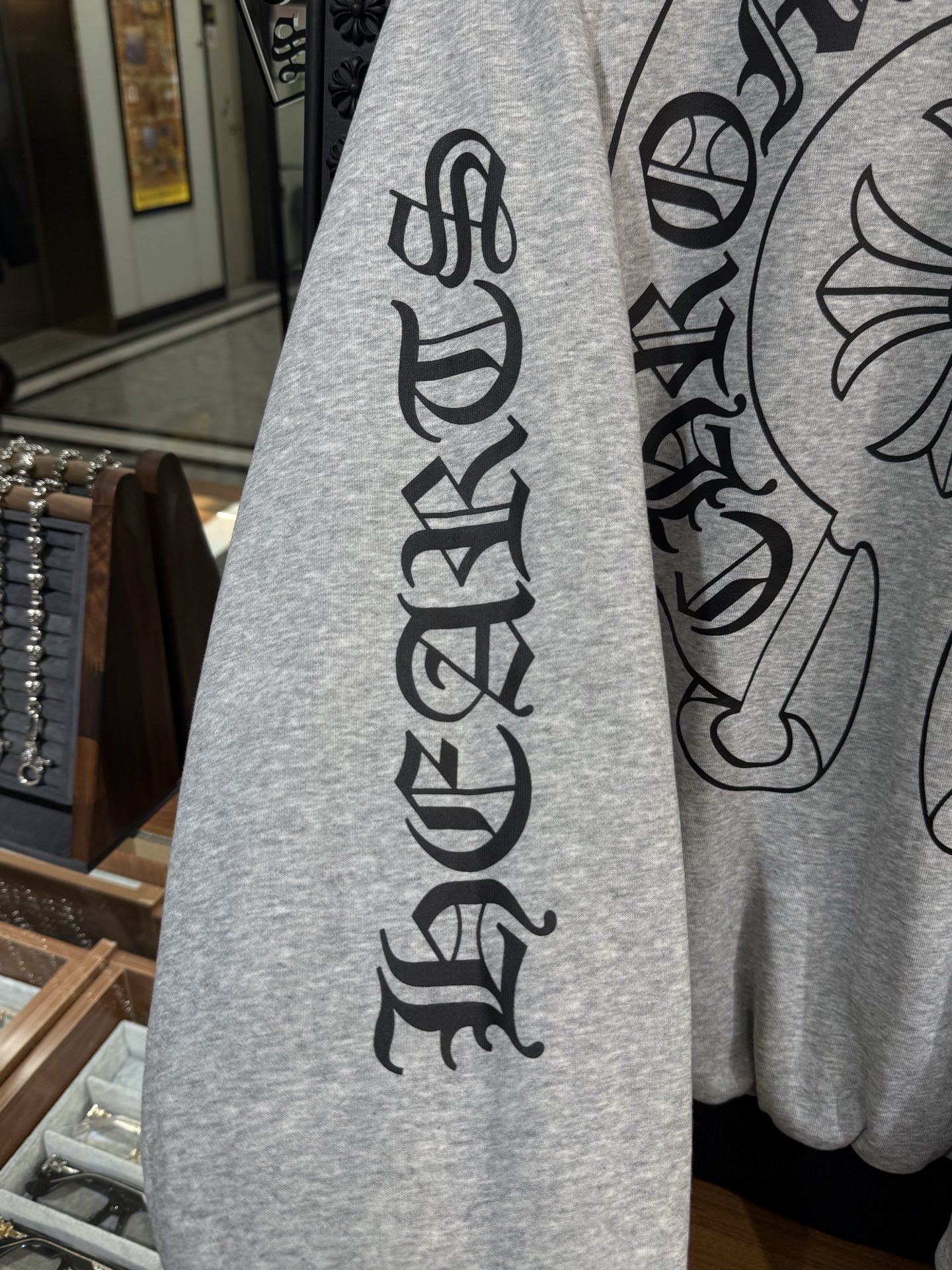 CH New Reversible Hooded Cotton JacketBoth sides are wearable, extremely cost-effectiveOne jacket is enough for winter (one layer of gray knit lining, two layers of inner fabric, one layer of down cotton)Sizes: S, M, L