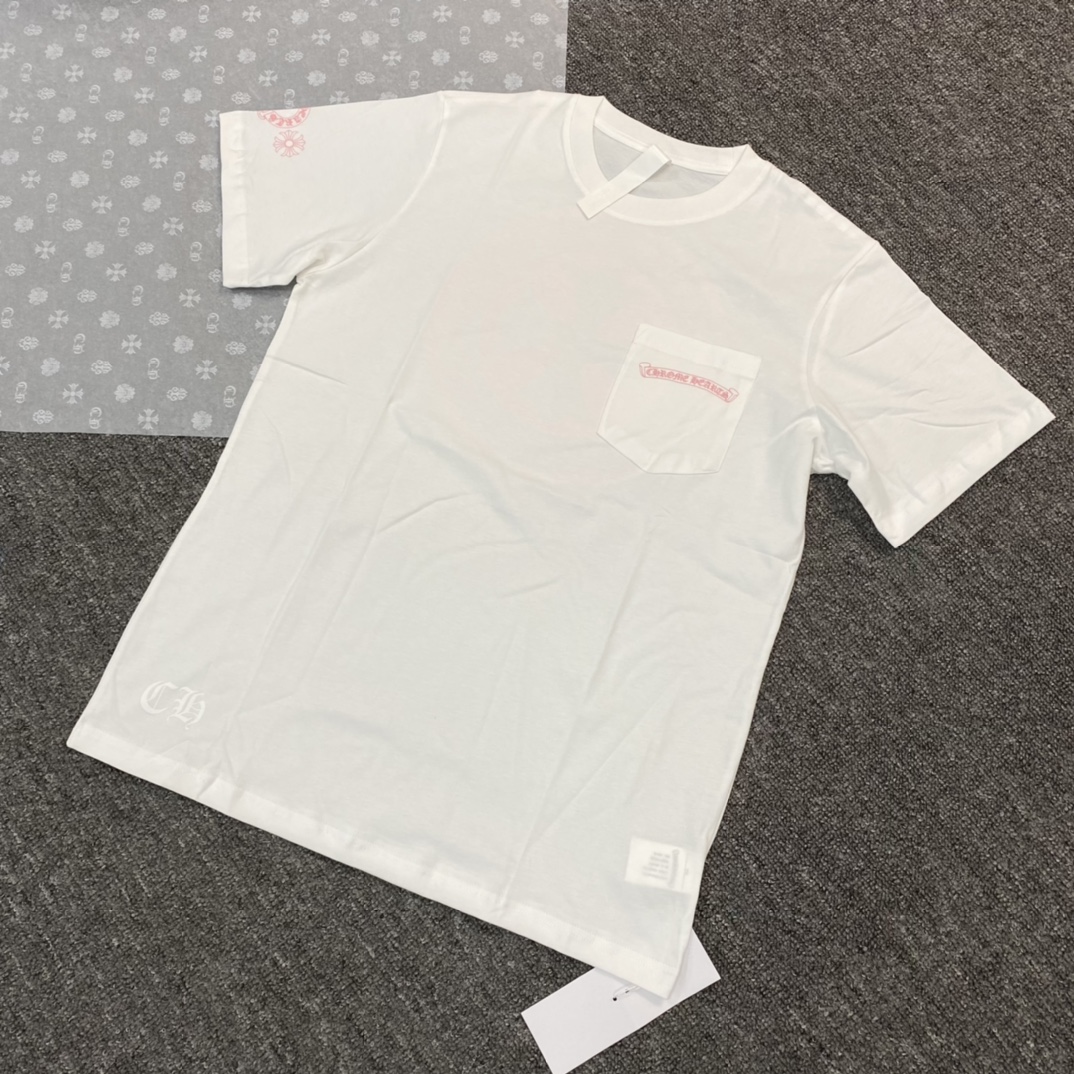 Chrome Hearts Pink Circular Cross Short-Sleeve T-ShirtFabric: Custom-woven and dyed 40% count 230g pure cotton, single-sided reactive dyeing. The entire garment features a hand-printed thermosetting ink, resulting in a slightly matte finish rather