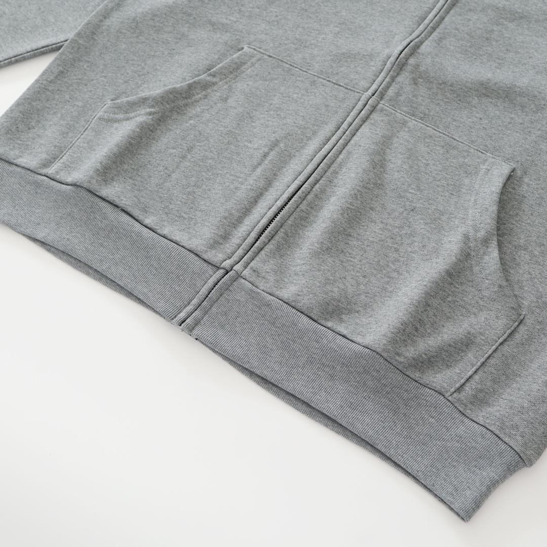 CH's new limited edition sword-patterned zip-up hoodie in grey. All sizes available. Made of 380g 100% cotton. The print uses a combination of offset printing and glossy printing techniques. Custom zipper and accessories. Unisex style. A strong stree