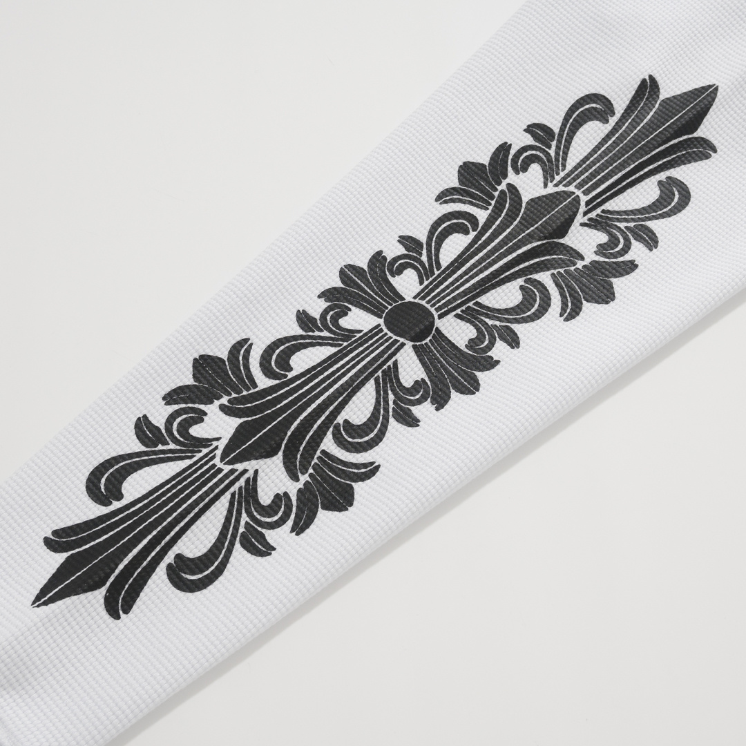 Chrome Hearts 2025 Spring/Summer Waffle Long-Sleeve T-ShirtA perfect blend of classic and innovative design, showcasing individuality with Chrome Hearts' iconic Sanskrit logo. Sizes S, M, L