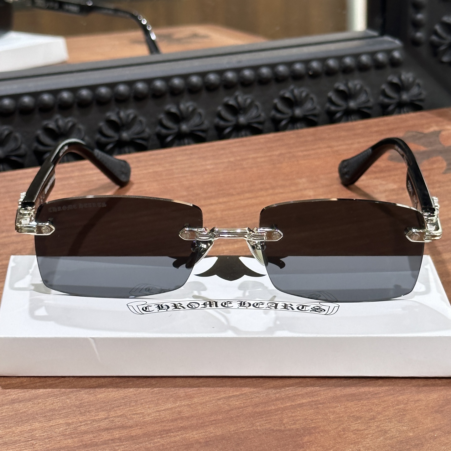 CH Sunglasses Model: DEEP IIMaterial: 925 SilverSize: 57 (20-146)Accessories: Eyeglass Case, Eyeglass Cleaning ClothA summer essential! Looks incredibly cool on!