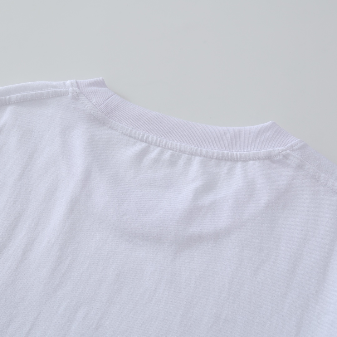 CH's new Sanskrit print long-sleeved shirt with collar. Available in three colors and all sizes. Original Hong Kong import, purchased for 8399. Made of 220g 100% cotton. The print uses a foaming process. Custom accessories. High-quality workmanship f