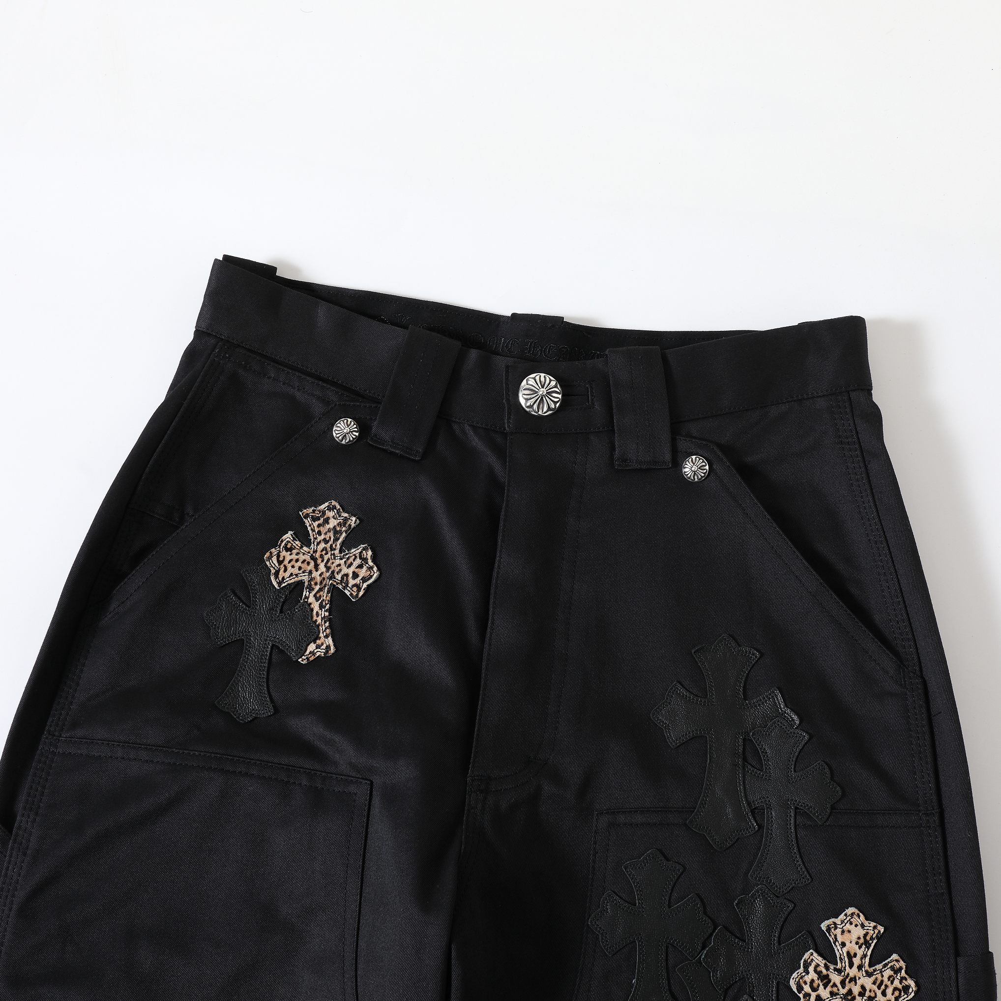 CH Black Leather Leopard Print Cargo Pants. Original version purchased for over 40,000 RMB. Loose fit. Special fabric with special post-processing to achieve a color accuracy of 95% or higher. Exclusive silver-plated hardware. Those in the know under