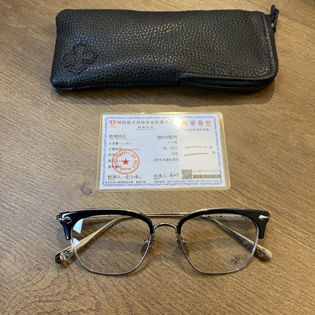 【Chrome Hearts Silver Accessories - Xue Zhiqian's Style Glasses】Complete set. Limited stock available for the first batch.Leather eyeglass case (additional ¥80). Comes with material certificate. Retail price: ¥11,000.Another top-tier item.