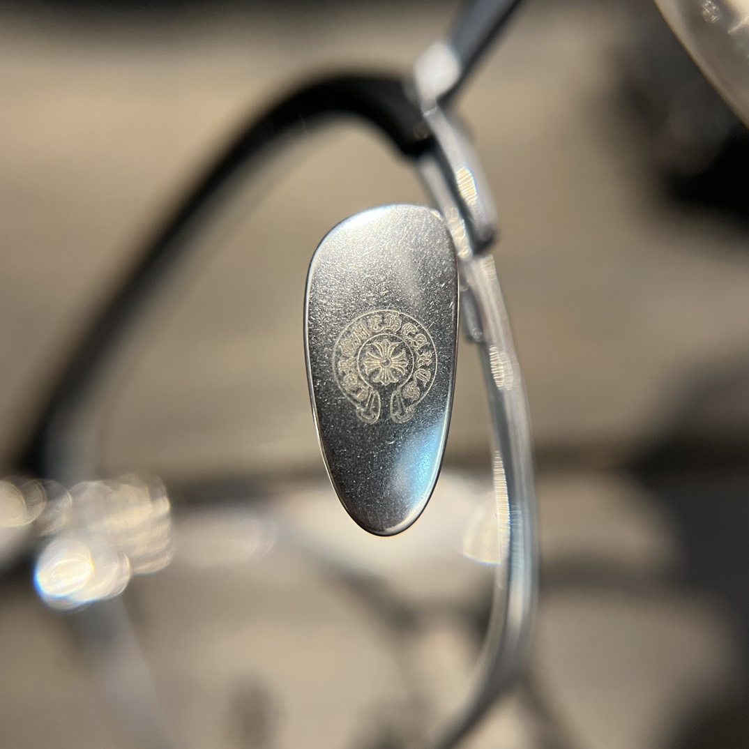 Chrome HeartsVine-patterned Glasses, Classic Black FrameTitanium alloy frame, as popular as Xue Zhiqian's glasses, unisex, classic vine element on the temples, impeccable detailsSizes: 54 (18-146)A universally flattering style, fashionable bla