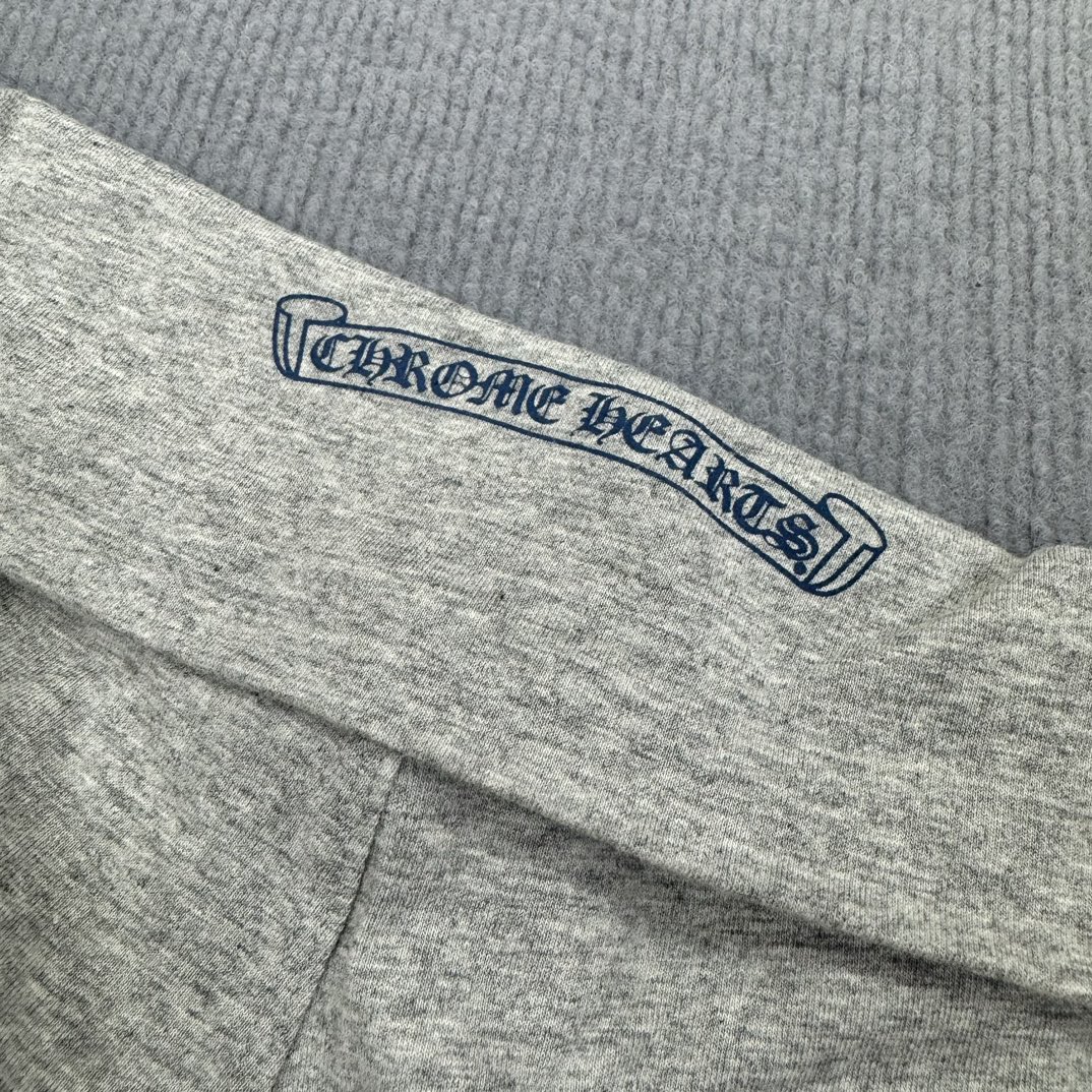 Chrome Hearts' latest roll-up yoga pantsFeatures a tiny CH roll print, pure cotton fabric, and a fantastic new design developed by Yb. First batch available!Sizes: S M L