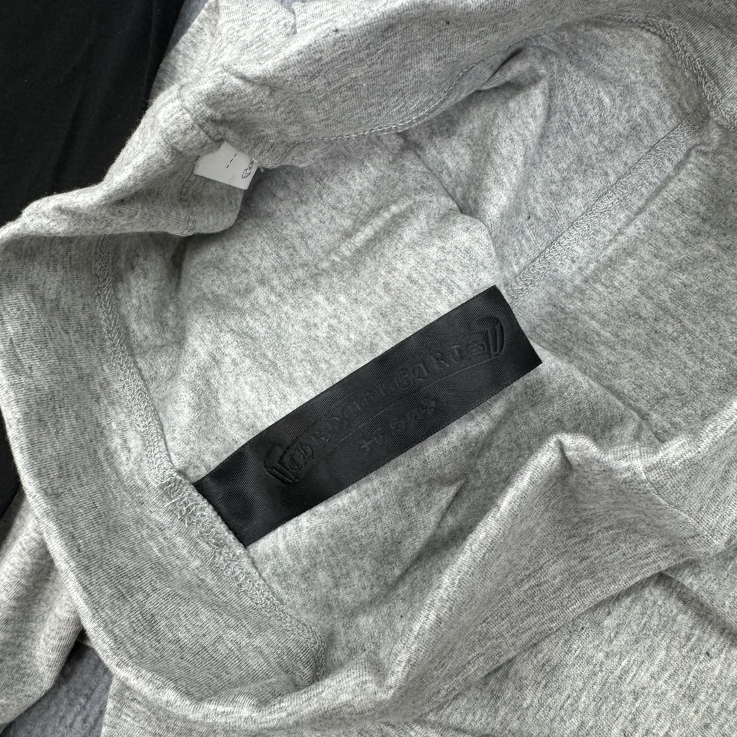 Chrome Hearts' latest roll-up yoga pantsFeatures a tiny CH roll print, pure cotton fabric, and a fantastic new design developed by Yb. First batch available!Sizes: S M L