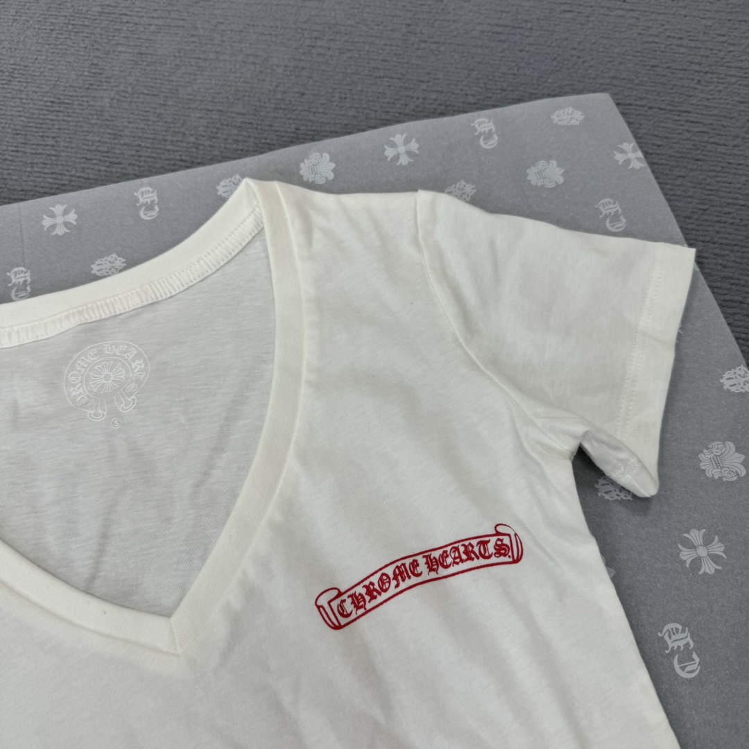 Chrome Hearts Popular V-Neck Women's Scroll Print Short-Sleeve T-ShirtMade from custom-dyed Yb pure cotton, soft and delicate, with matching neckline sizesSizes: S M L