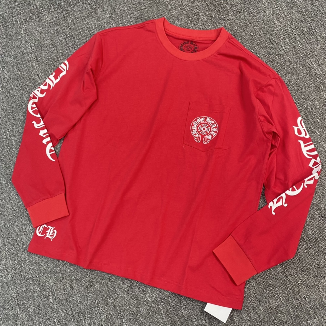 Chrome Hearts 23FW New Red Roller Long-Sleeve ShirtFurniture: Custom-woven and dyed 40% count 230g pure cotton, single-sided reactive dyeing. The entire garment features a hand-printed thermosetting ink, resulting in a slightly matte finish rather