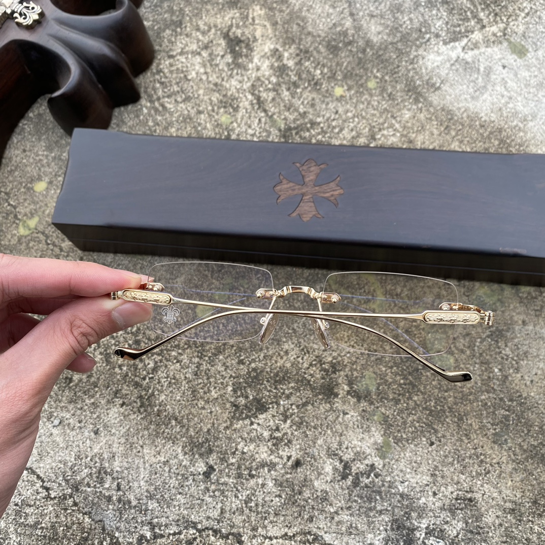 CH Rimless Cross-Patterned Gold GlassesA super popular pair, identical to the original, with high-quality nose pads and meticulous attention to detail. Exclusive hand-engraved lettering. Only a few hundred yuan!Glasses are personal items; we do n