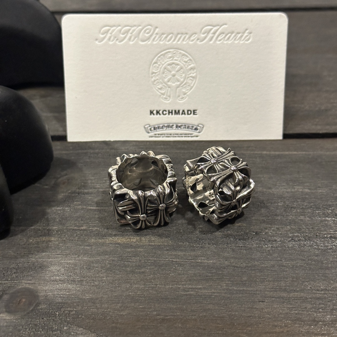 Couples book a grand tomb