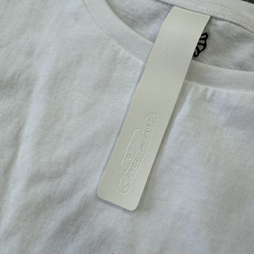 Chrome Hearts Lisa's Embroidered Cross Short-Sleeve T-ShirtMade of 140g pure cotton fabric. Imported embroidery is rich and clear. In stock.Sizes: S, M, L