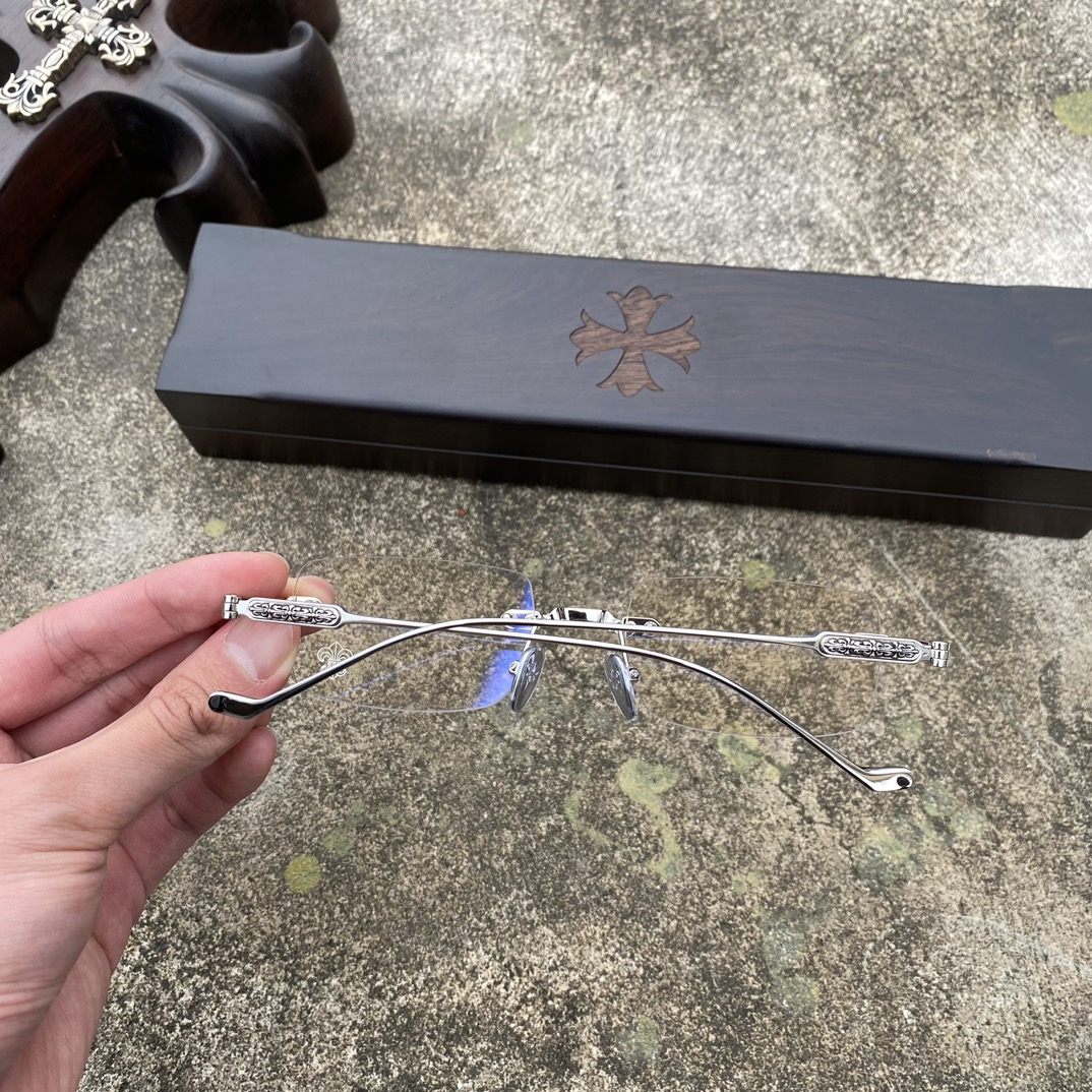 CH Frameless Cross Pattern SilverA super popular model, identical to the original. High-quality finish, every detail is meticulously crafted, with exclusive hand-engraved lettering. Only a few hundred yuan!Eyeglasses are personal items; we do not