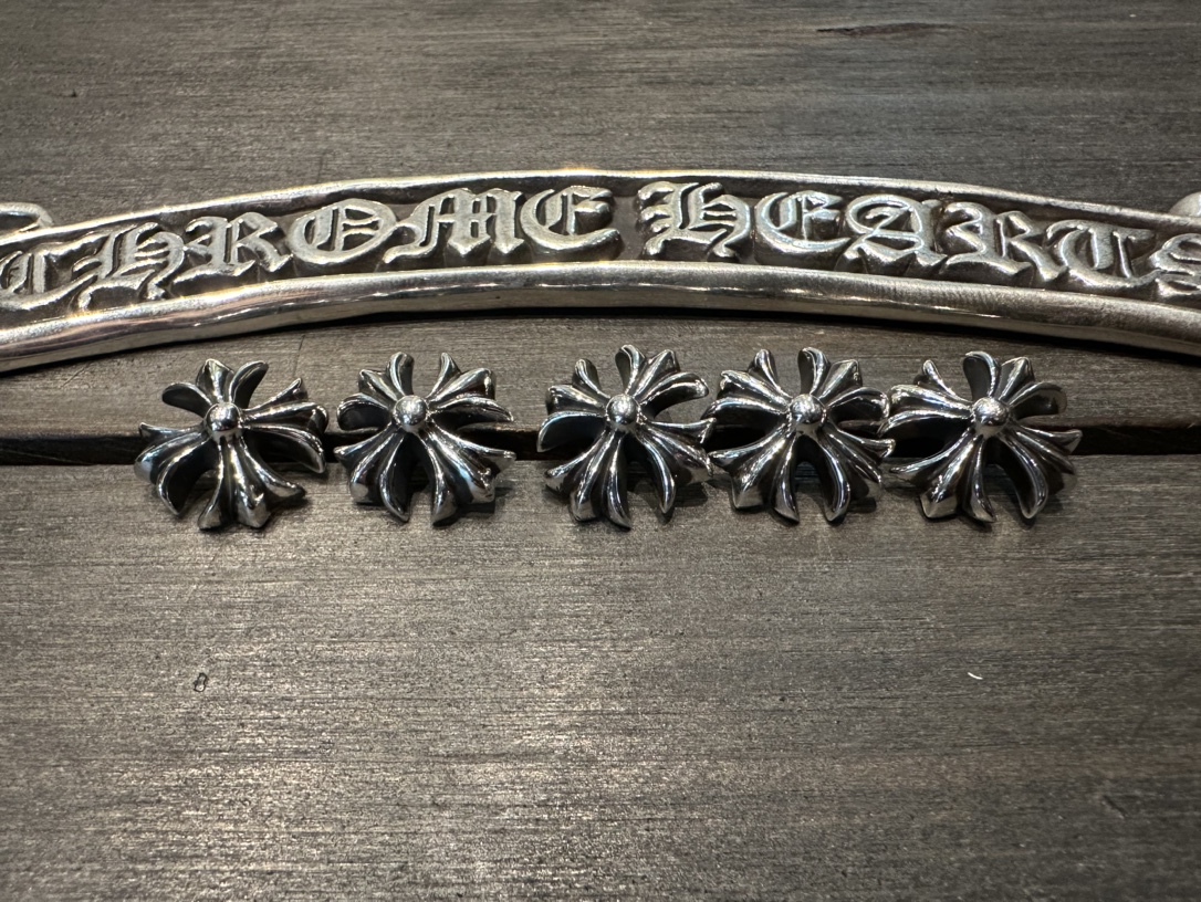 Exclusive New Arrival! Authentic product ¥4000+ (purchased for development)New Large Cross Flower Stud Earrings - Perfect Shipment! Compared to the regular small size, the large cross stud earrings are more rugged and flamboyant, eye-catching on bo