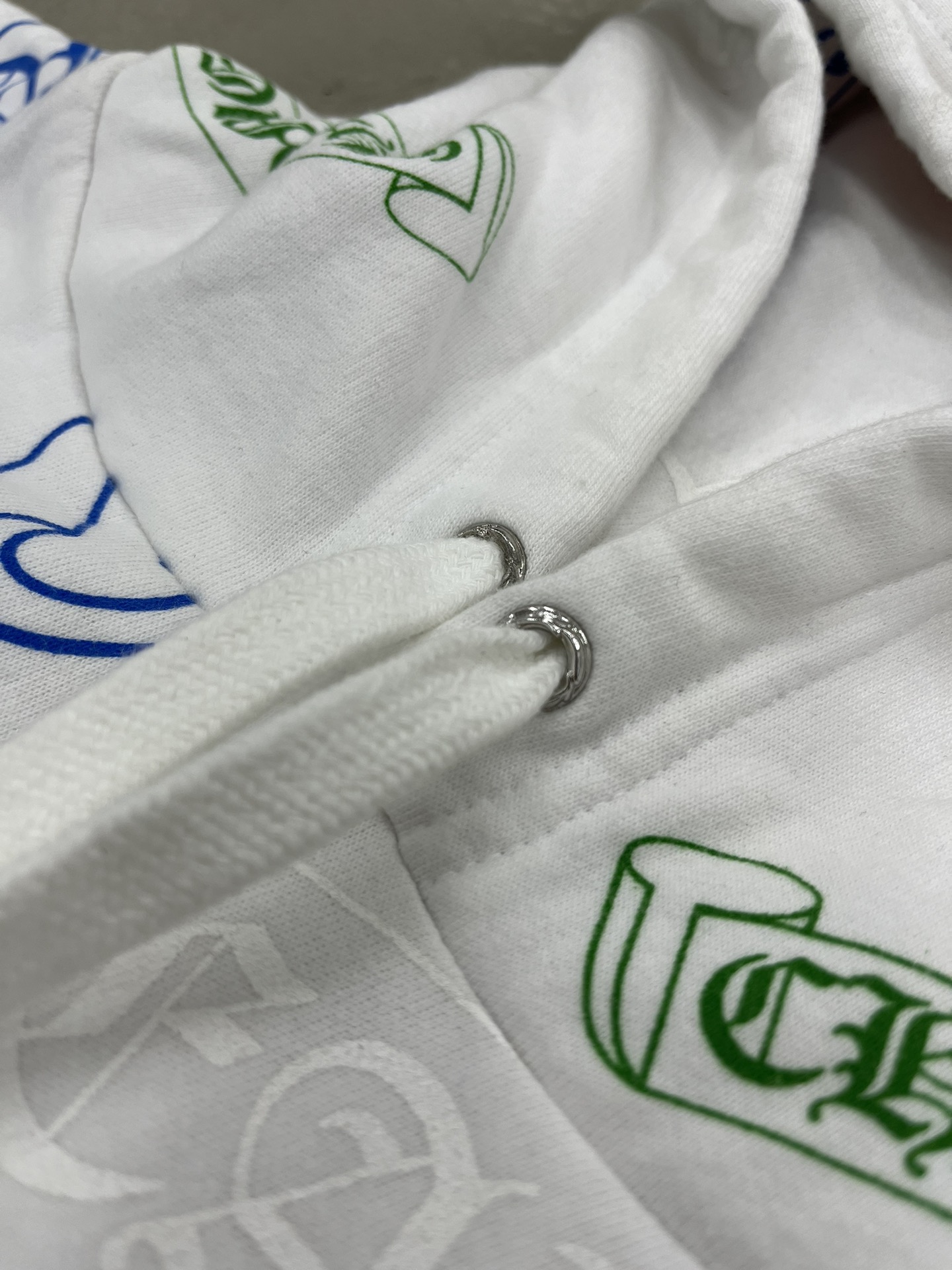 Chrome Hearts official website exclusive white hoodie. Purchased from Xianyu (a second-hand marketplace) for ¥8500 for research and development. All details are flawless compared to any other version. Officially priced at over ¥7000, but I couldn't g