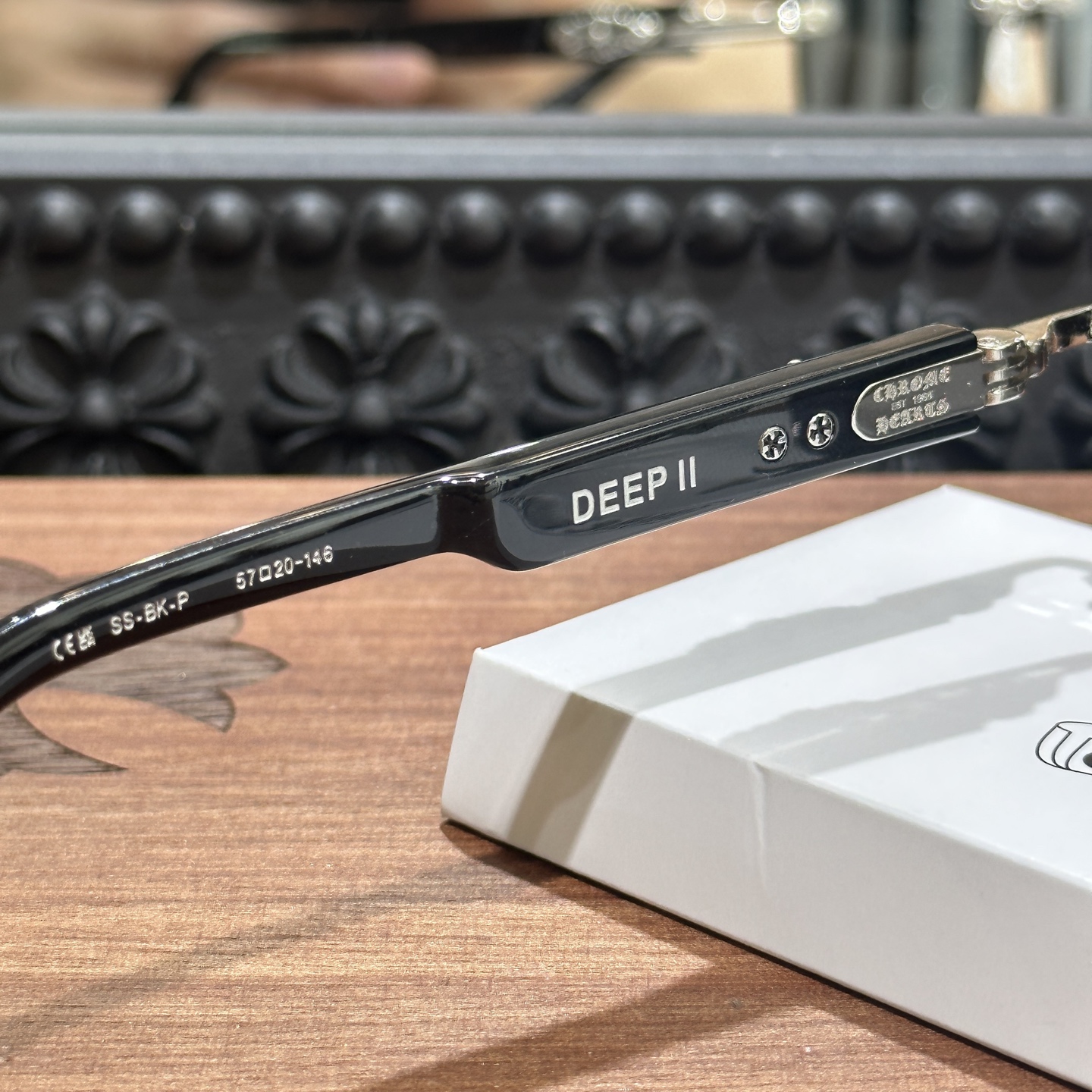 CH Sunglasses Model: DEEP IIMaterial: 925 SilverSize: 57 (20-146)Accessories: Eyeglass Case, Eyeglass Cleaning ClothA summer essential! Looks incredibly cool on!