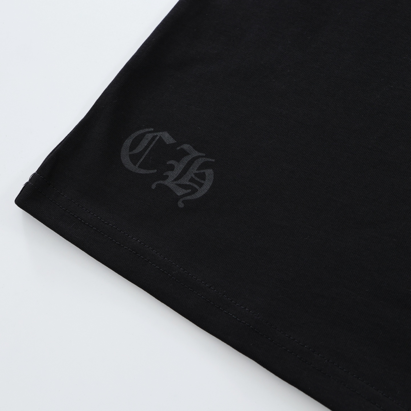 CH's new Los Angeles limited edition horseshoe-shaped long-sleeved shirt. All sizes are now available. Originally purchased from Dewu for 6919. The fabric is 220g 32S double yarn. The print uses imported ink printing technology. Simple design, no com