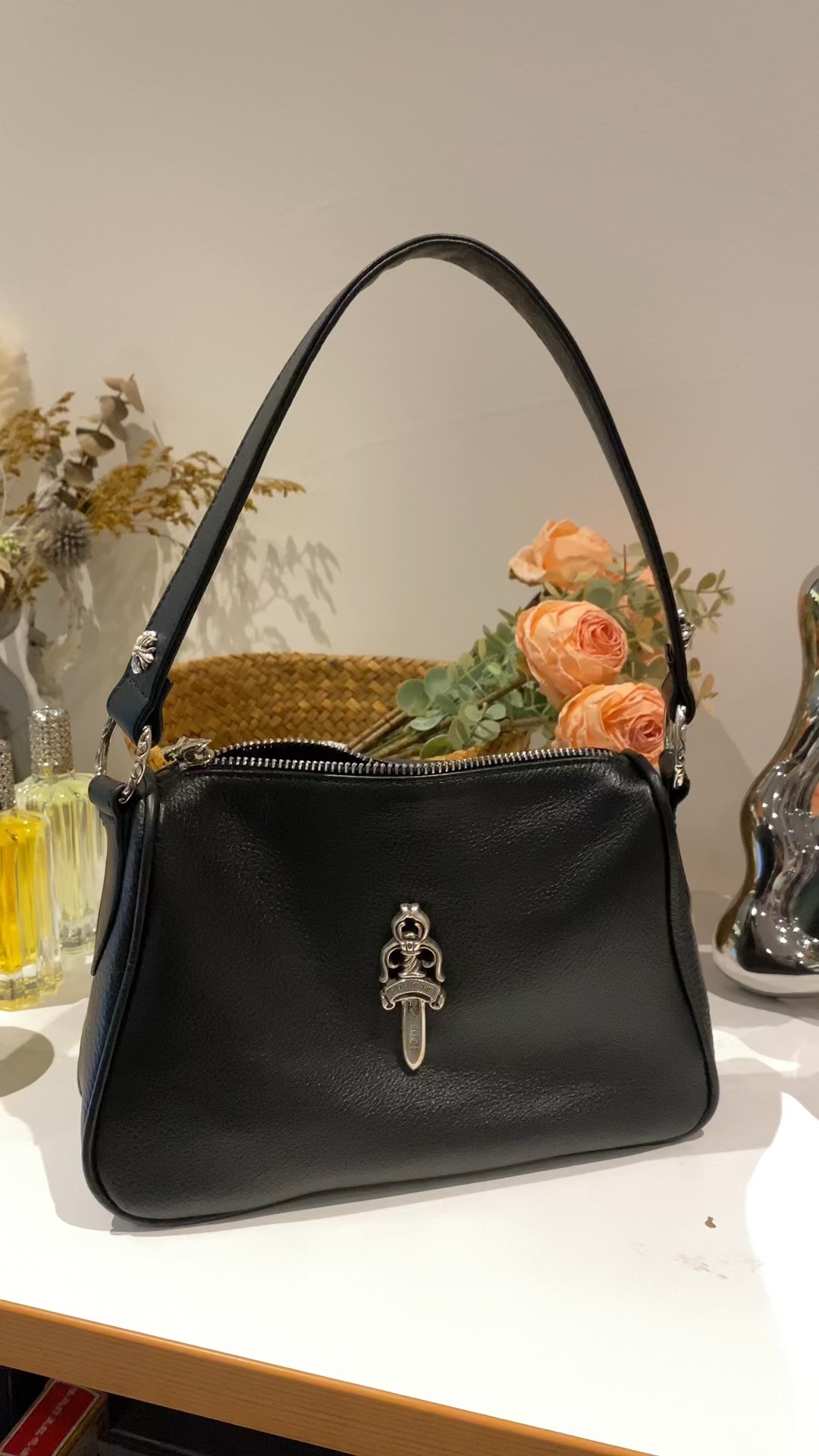 I won't go into detail about the silver hardware; that's our specialty. Take a close look at the leather texture for the first three seconds, then compare it to the authentic product. You'll understand how difficult it is to achieve this level of cra