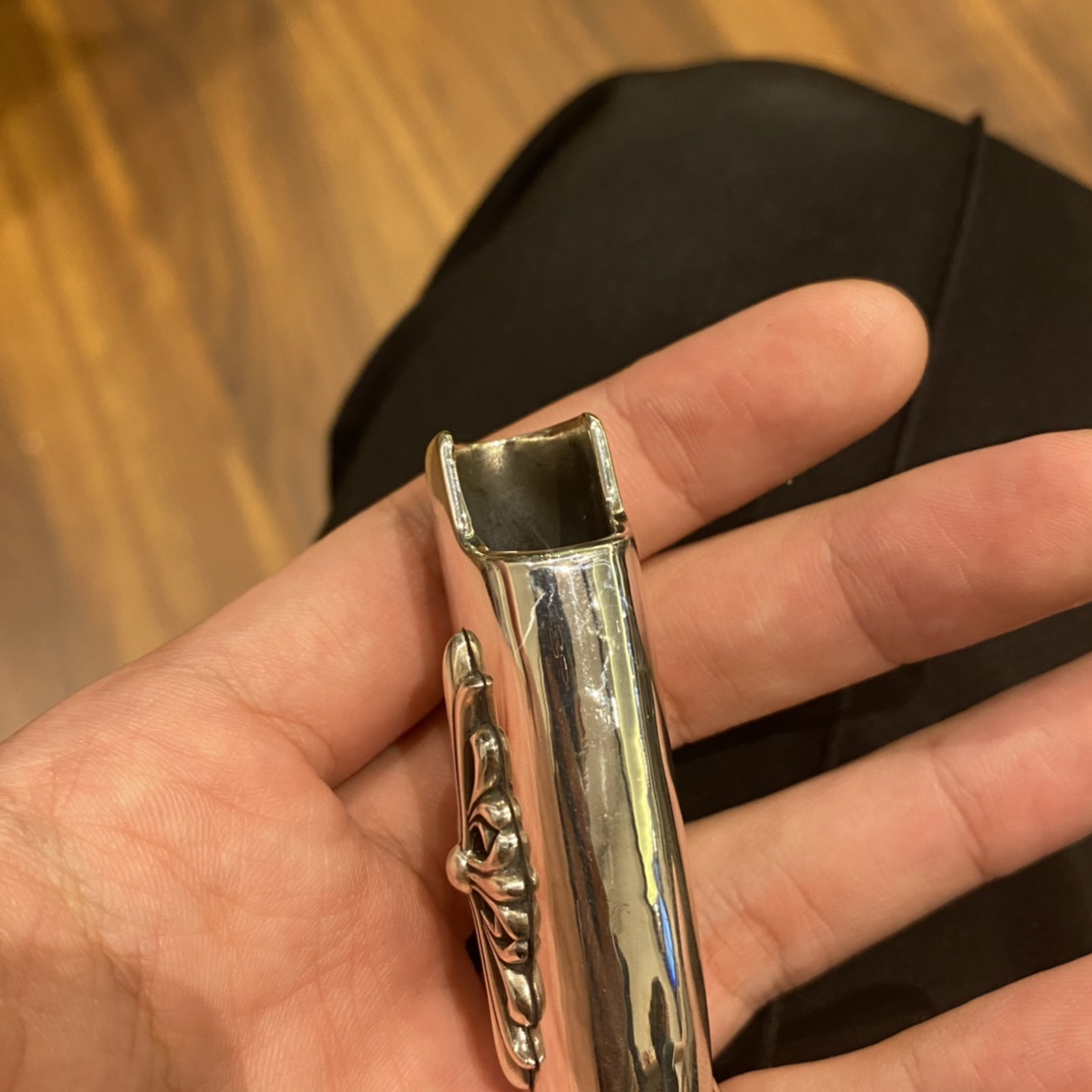 Chrome Hearts Cross Lighter - Detailed Photos. Made entirely of 925 sterling silver with an antique finish and perfect oxidation. The curved shape feels exceptionally good in the hand. A high-end toy.