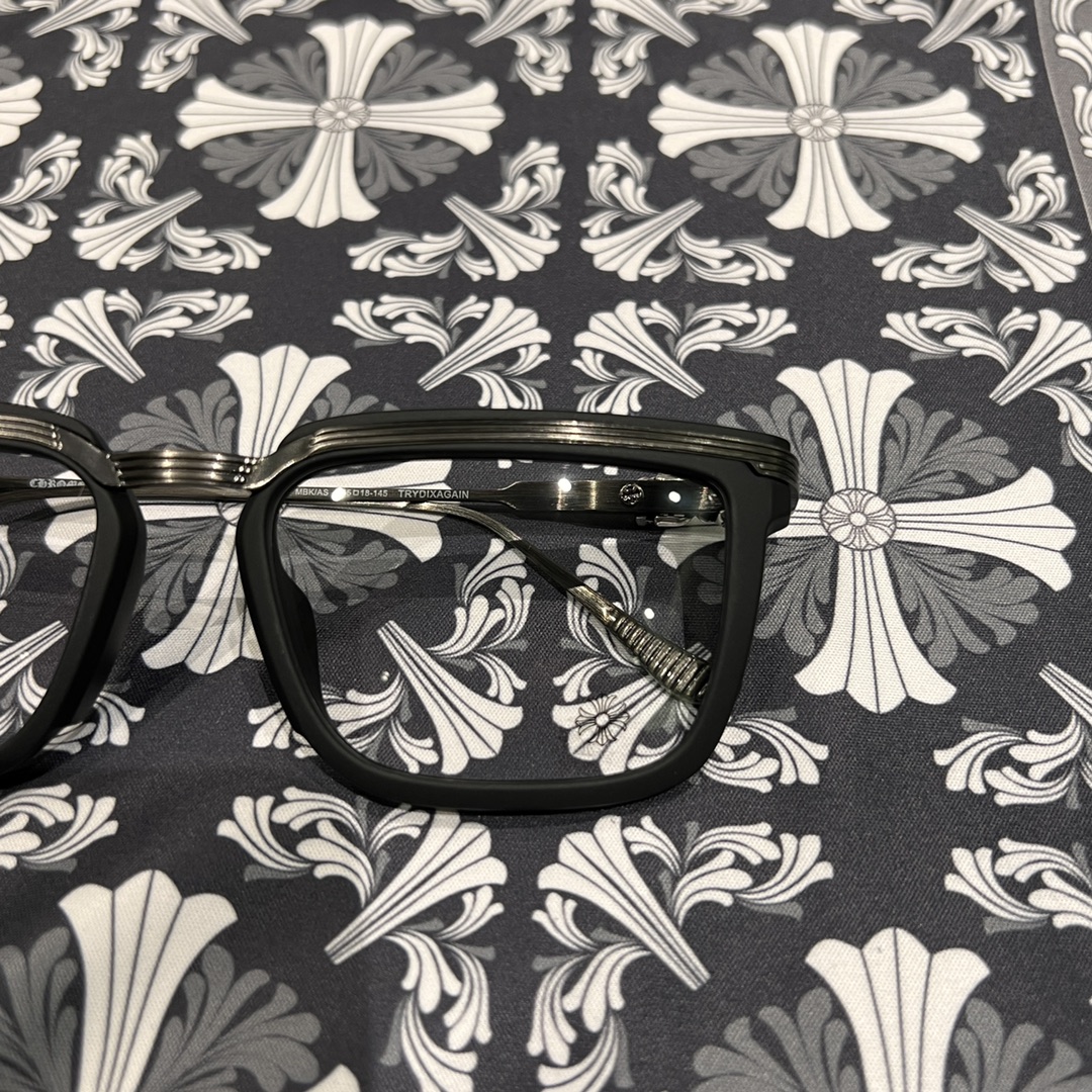 ✟𝐂𝐡𝐫𝐨𝐦𝐞𝐡𝐞𝐚𝐫𝐭✟Black and silver color scheme, black-rimmed sword and dagger-shaped glassesExtremely comfortable to wear 😌Accessories: 925 sterling silver. This is another pair of top-quality 925 sterling silver glasses. It will definitely exceed yo