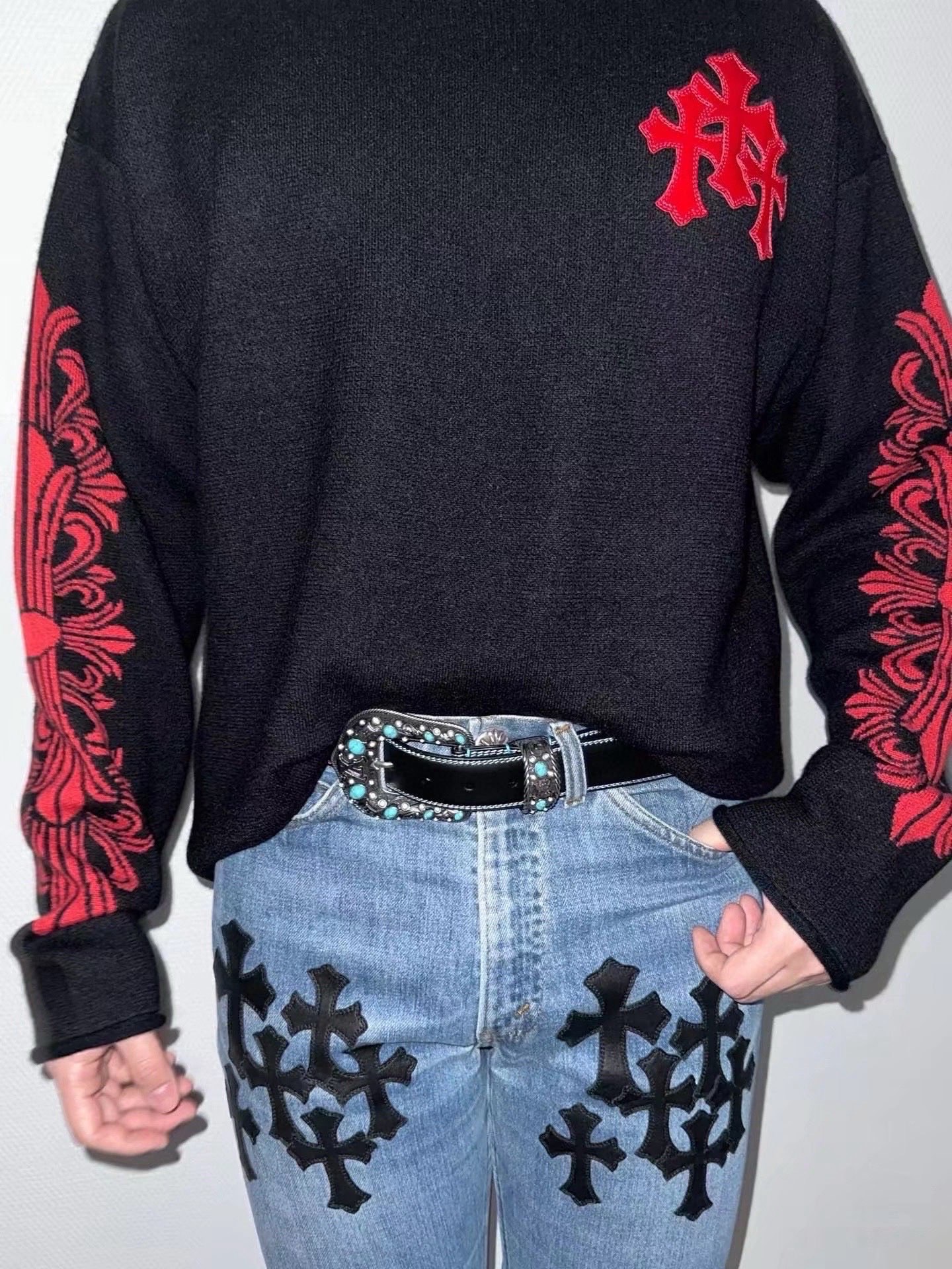 Chrome Hearts double-layered cashmere sweater with three patent leather crosses, retailing for nearly 50,000 RMB, unisex. Made of double-layered pure cashmere, featuring three imported patent leather crosses hand-stitched, and a jacquard lace pattern
