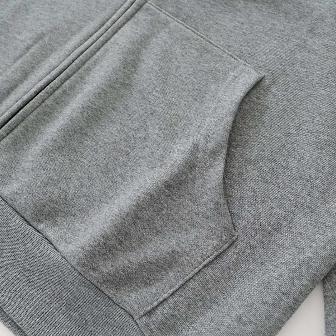 CH's new limited edition sword-patterned zip-up hoodie in grey. All sizes available. Made of 380g 100% cotton. The print uses a combination of offset printing and glossy printing techniques. Custom zipper and accessories. Unisex style. A strong stree