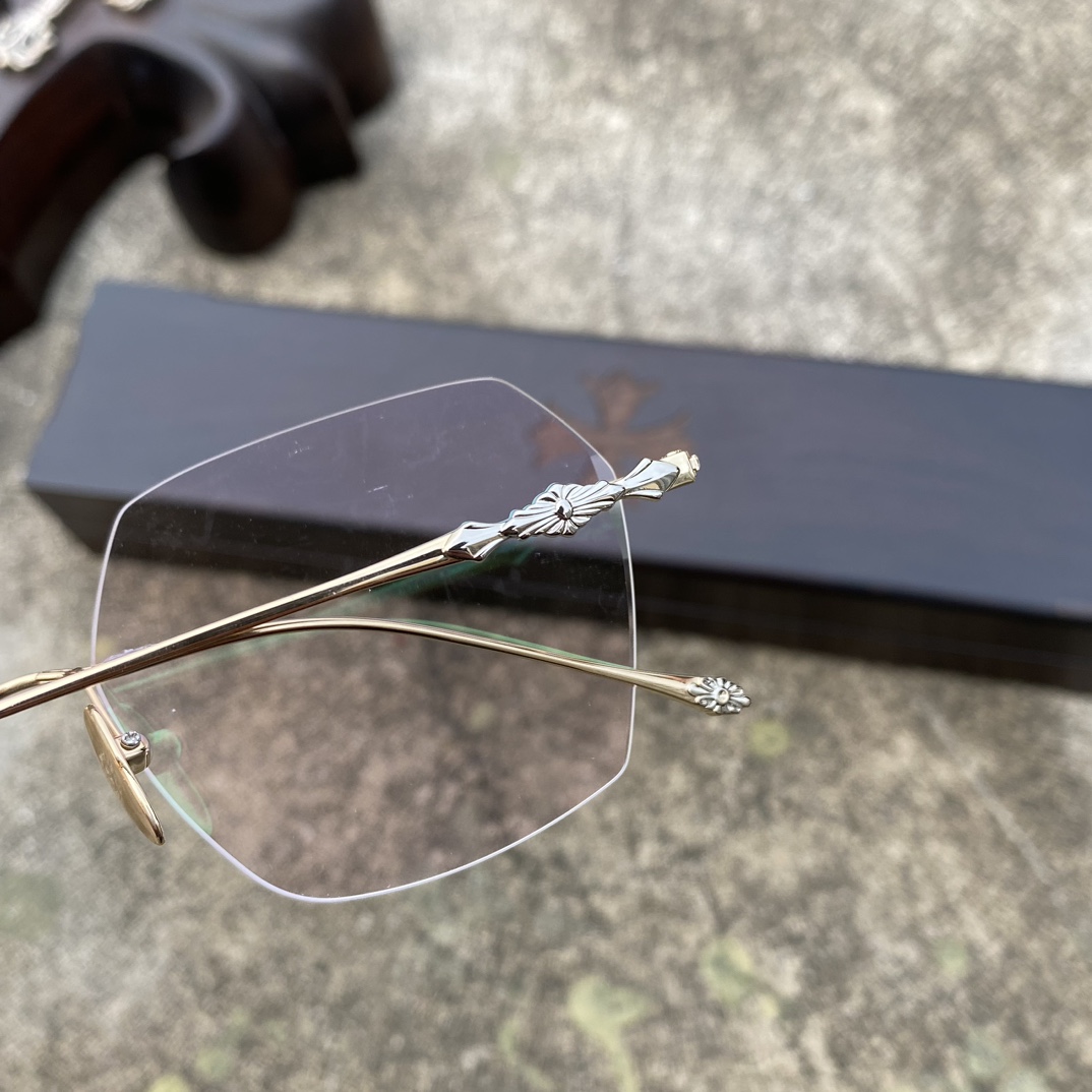 CH Frameless Square Gold Cross GlassesA super popular model, identical to the original, with high-quality nose pads and meticulous attention to detail. Exclusive hand-engraved lettering. Only a few hundred yuan!Glasses are personal items; we do n