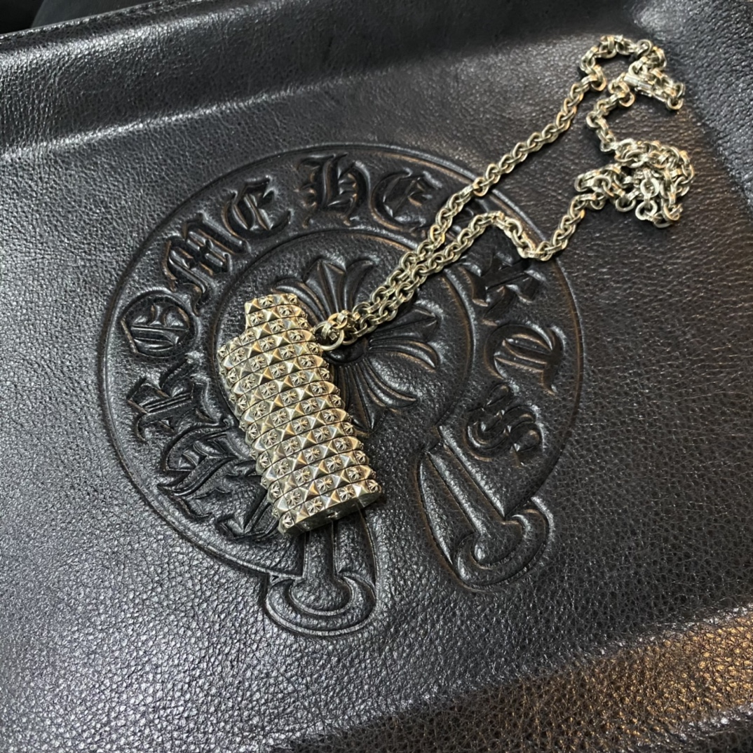 【Chrome Hearts Cross Rivet Lighter】A must-have for top-tier enthusiasts. Made entirely of 925 sterling silver.Heavy-duty custom-made, weighing over 80 grams.A lighter exuding sophistication.Can be fitted with additional rings and a letter chain.