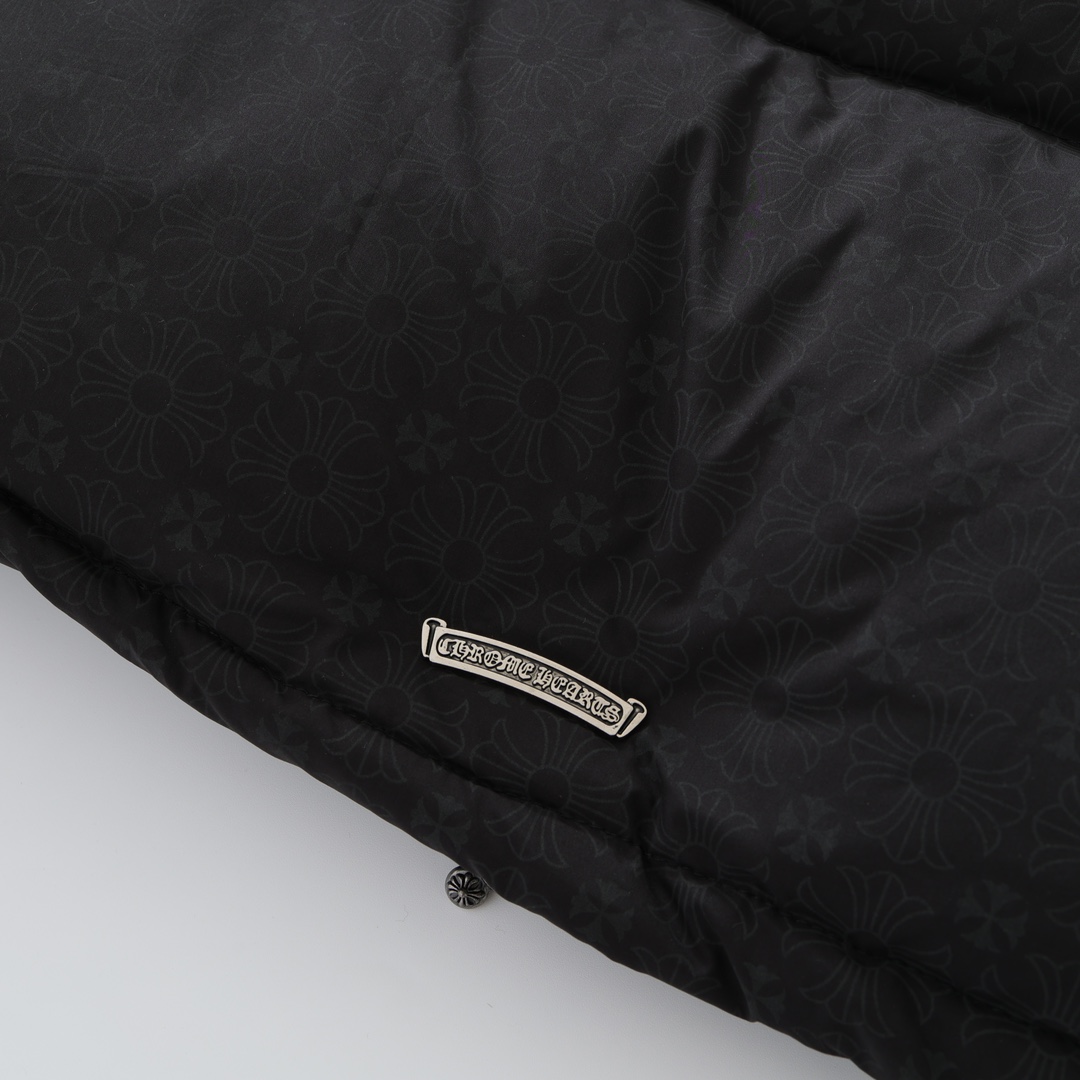 CH's new subtle jacquard down jacket. All sizes are now available. The fabric features a subtle jacquard pattern, making it waterproof, stain-resistant, and breathable. It's filled with 90% standard white duck down. Custom 925 silver buttons, zippers