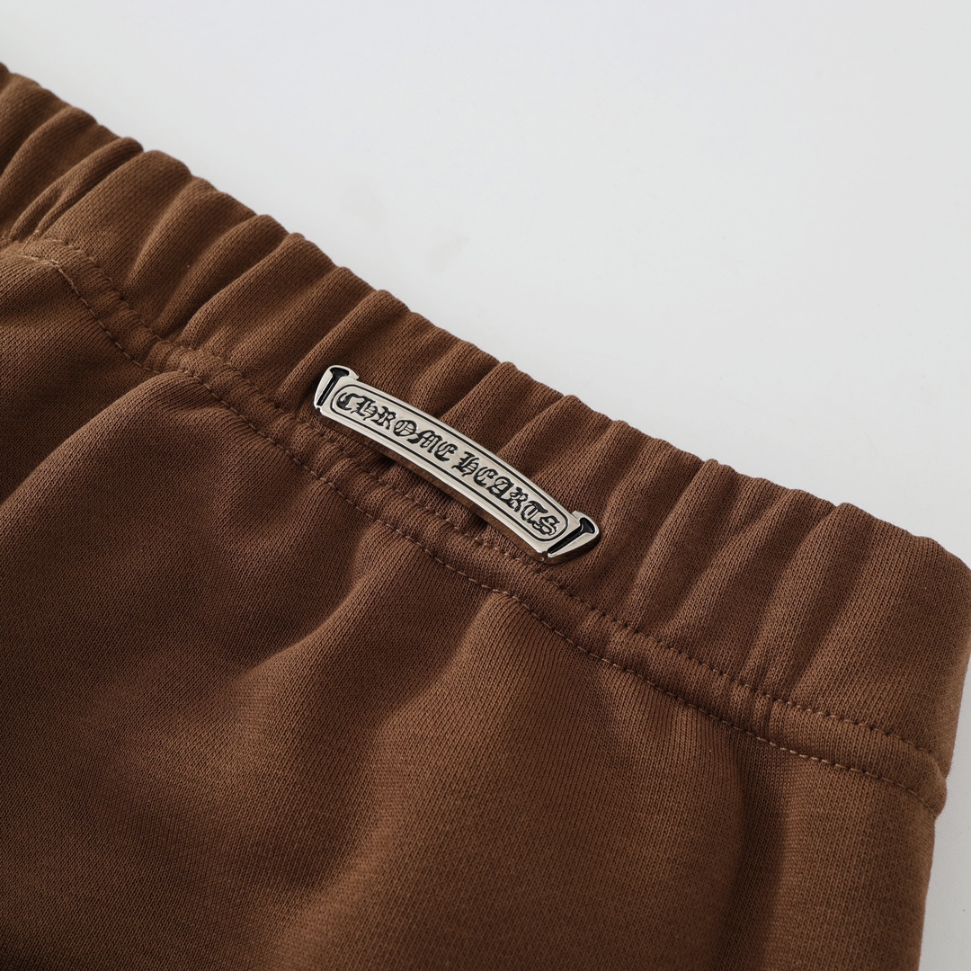 CH's new embroidered shorts in Merlad Brown. All sizes are now available. Original Hong Kong import, purchased for 8700. Made of 330g pure cotton, soft and comfortable to the touch. Features garment-washed finish, imported TAJIMA machine-positioned e