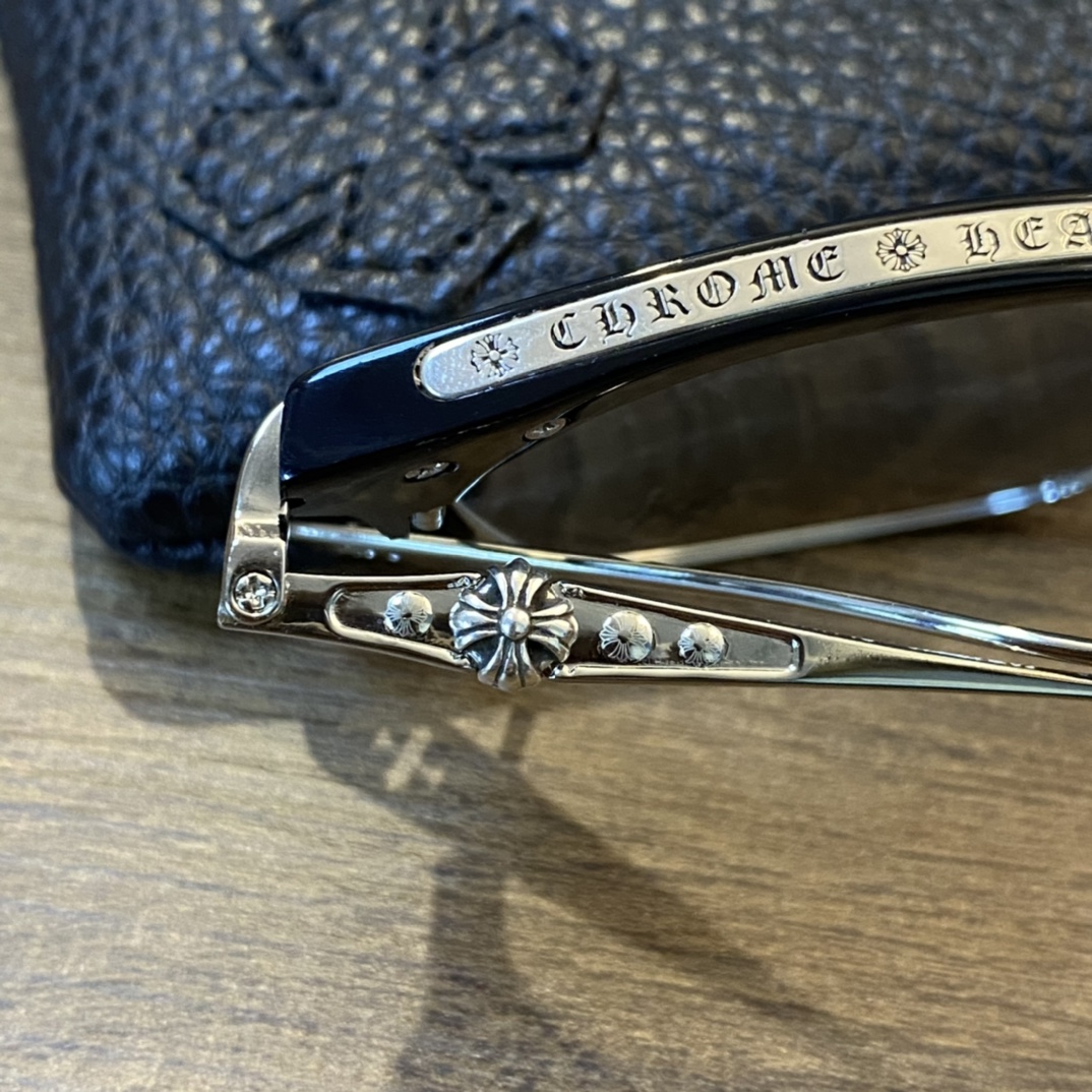 【Chrome Hearts Silver Accessories - Xue Zhiqian's Style Glasses】Complete set. Limited stock available for the first batch.Leather eyeglass case (additional ¥80). Comes with material certificate. Retail price: ¥11,000.Another top-tier item.