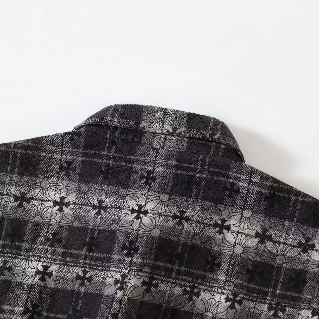 CH jacquard custom-woven shirt jacket. Original version 15,000 RMB. After fabric analysis, the fabric was ordered over 3 months in advance for better results. [fireworks emoji] The entire garment is laser-cut to match the pattern. [fireworks emoji] T