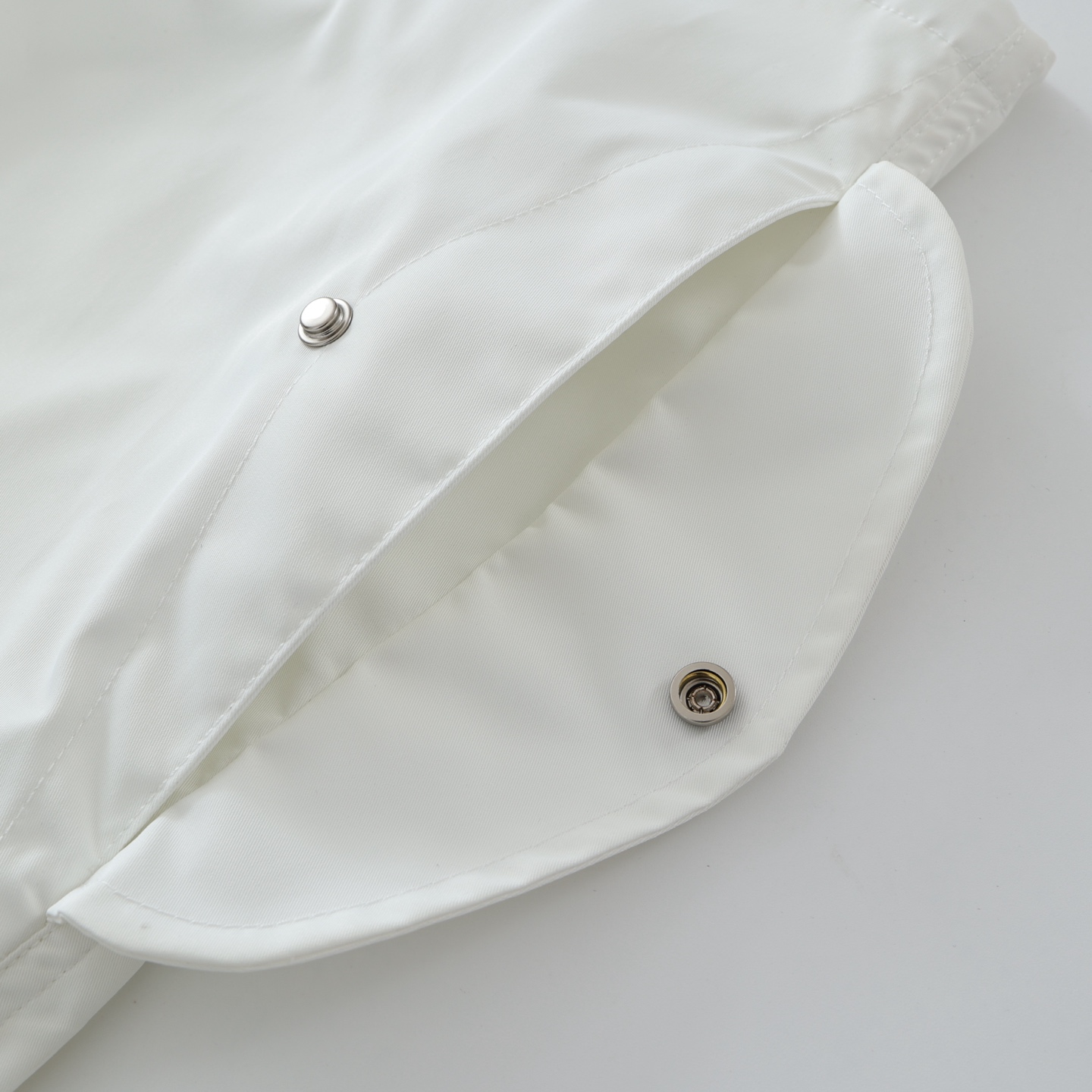 CH's new colorful patchwork paratrooper pants. Two colors and all sizes are now available. Made with a 200g synthetic fiber + cotton blend yarn, featuring a technically advanced three-proof fabric. The patchwork is made of imported lambskin leather,