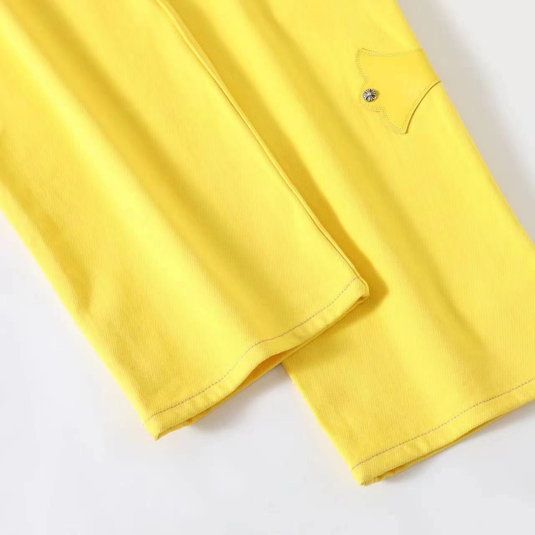 New York exclusive yellow denim, sold out instantly upon release, demand far exceeds supply. The fabric is the same as the original 501 line, using imported materials and special dyeing to prevent color fading. It's incredibly soft to the touch! The