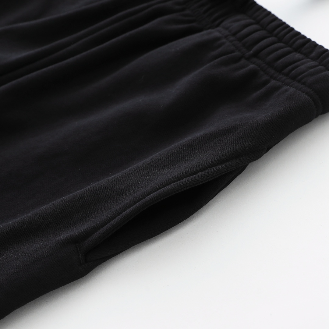 CH's new Chrome Hearts cargo pants. All sizes are now available. Made of 380g double-ply terry cotton, finished with a washed finish for a soft, supple, and substantial feel. Embroidery is processed on imported TAJIMA machines. Custom high-density ny