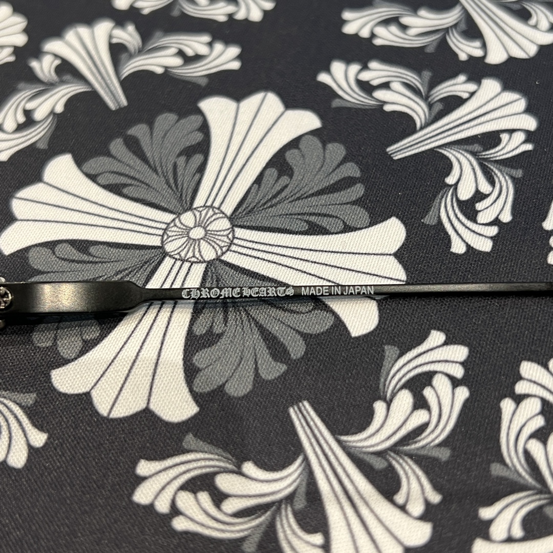 ✟𝐂𝐡𝐫𝐨𝐦𝐞𝐡𝐞𝐚𝐫𝐭✟Matte black color scheme, black frame, sword and dagger style glassesExtremely comfortable to wear 😌Accessories: 925 silver. This is another pair of glasses with top-quality 925 silver accessories. It will definitely exceed your exp